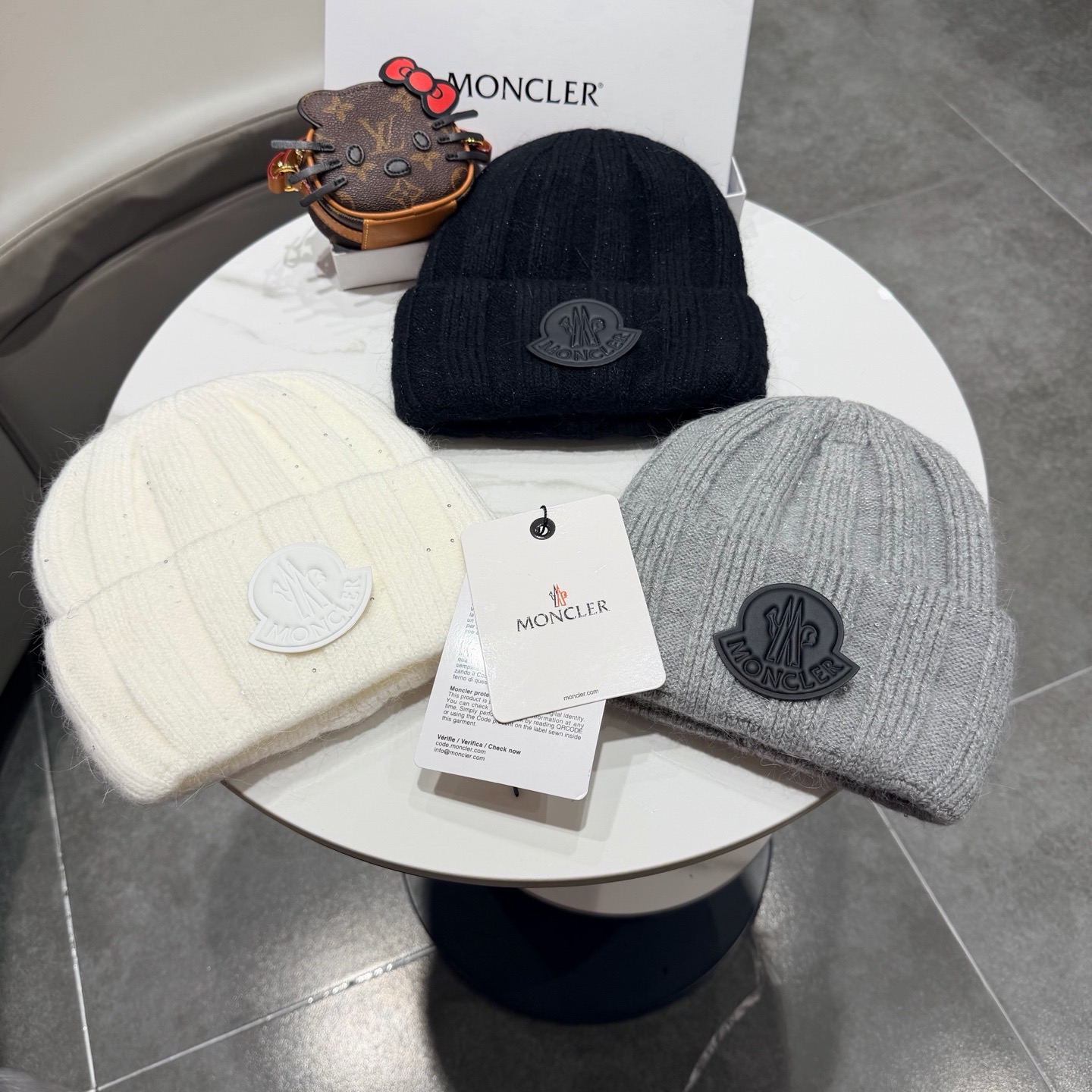 盟可睐 moncler 蒙口 💜💜秋冬针织毛线帽 经典版型~百搭的针织毛线帽对穿搭非常加分 弹性好 男生女生都能冲！ 品