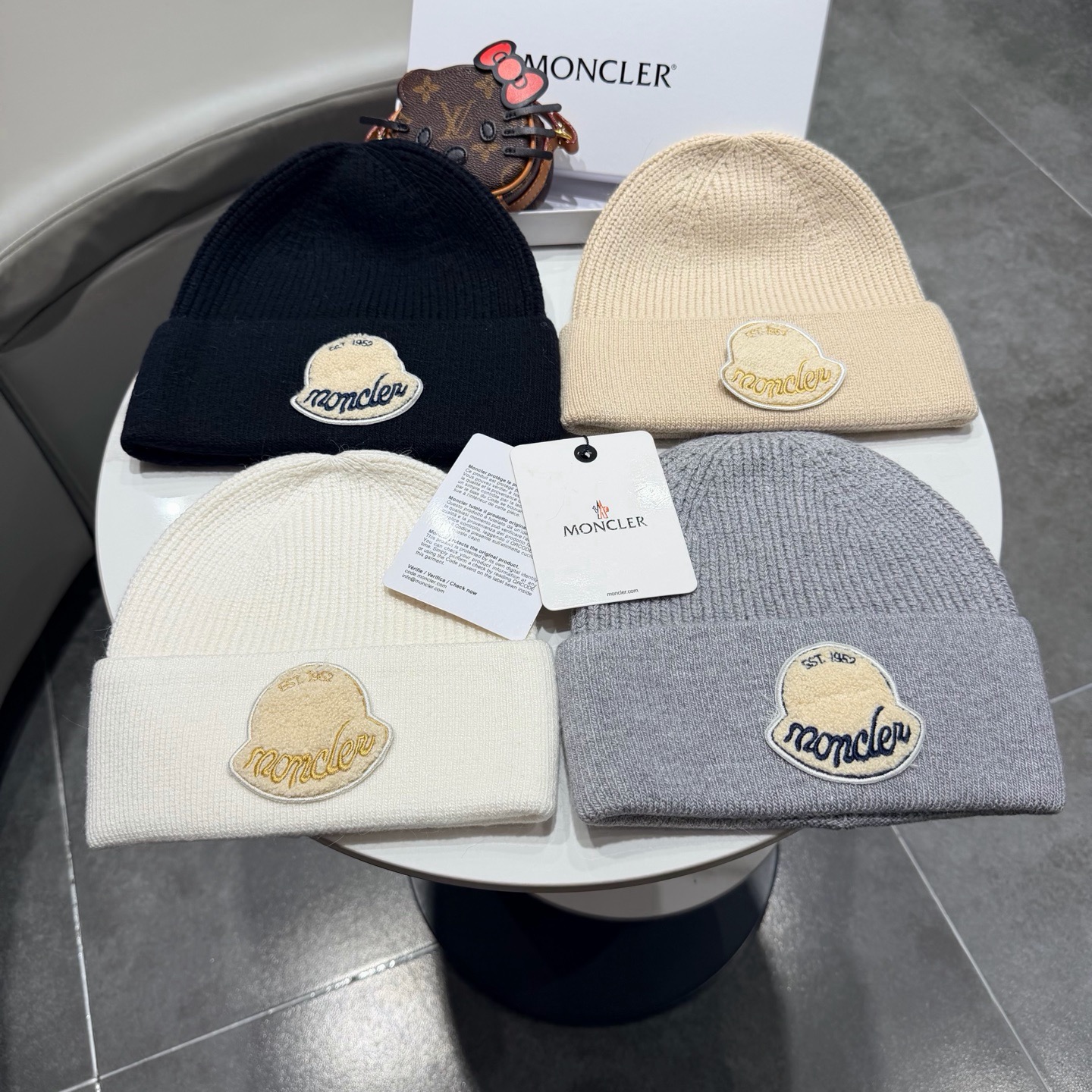 MONCLER蒙口🎩羊毛针织毛线帽，好品质高端大气，超柔软！超火爆💖质感很赞，出街超好搭配！时尚潮流！冬天必备单品，男女