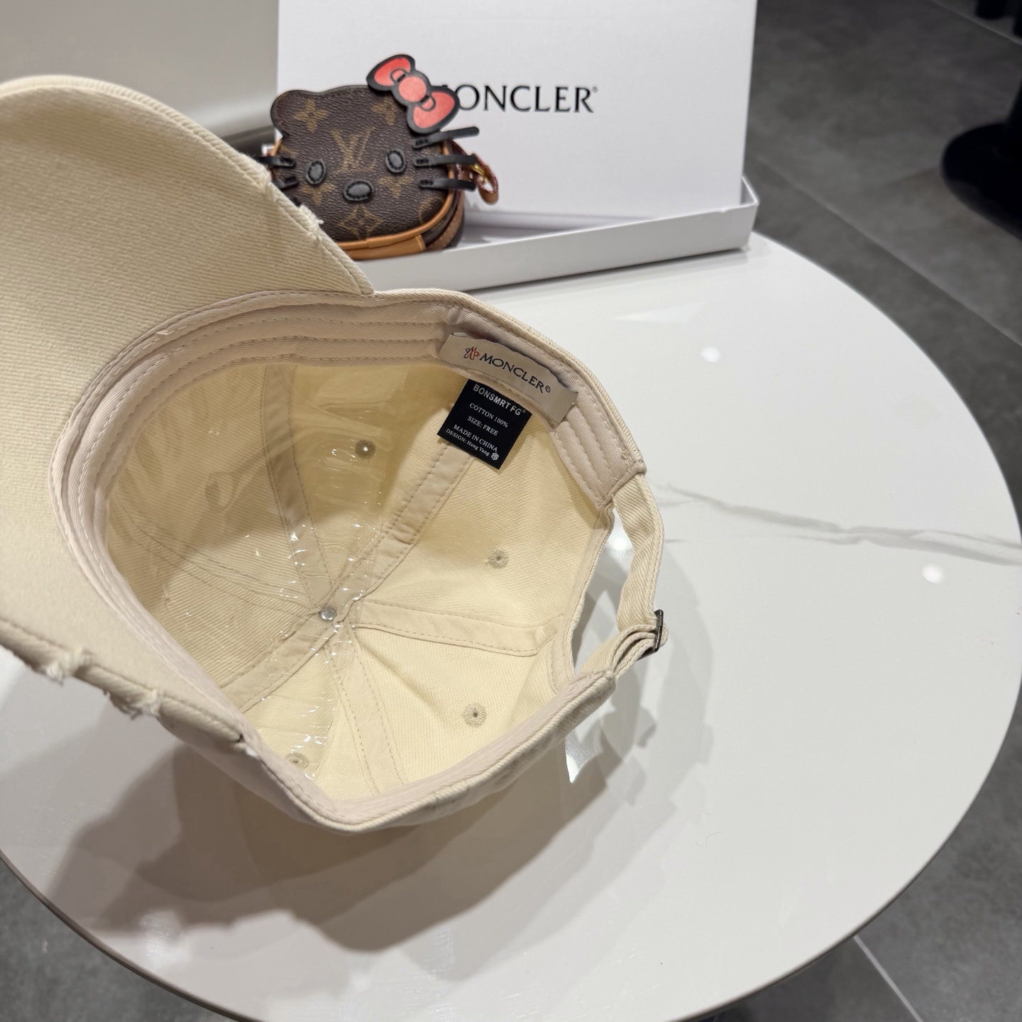 蒙口MONCLER新款棒球帽，时尚炸街单品，风格很OK，网红.时尚博主的最爱！高品质舒凹造型很好看