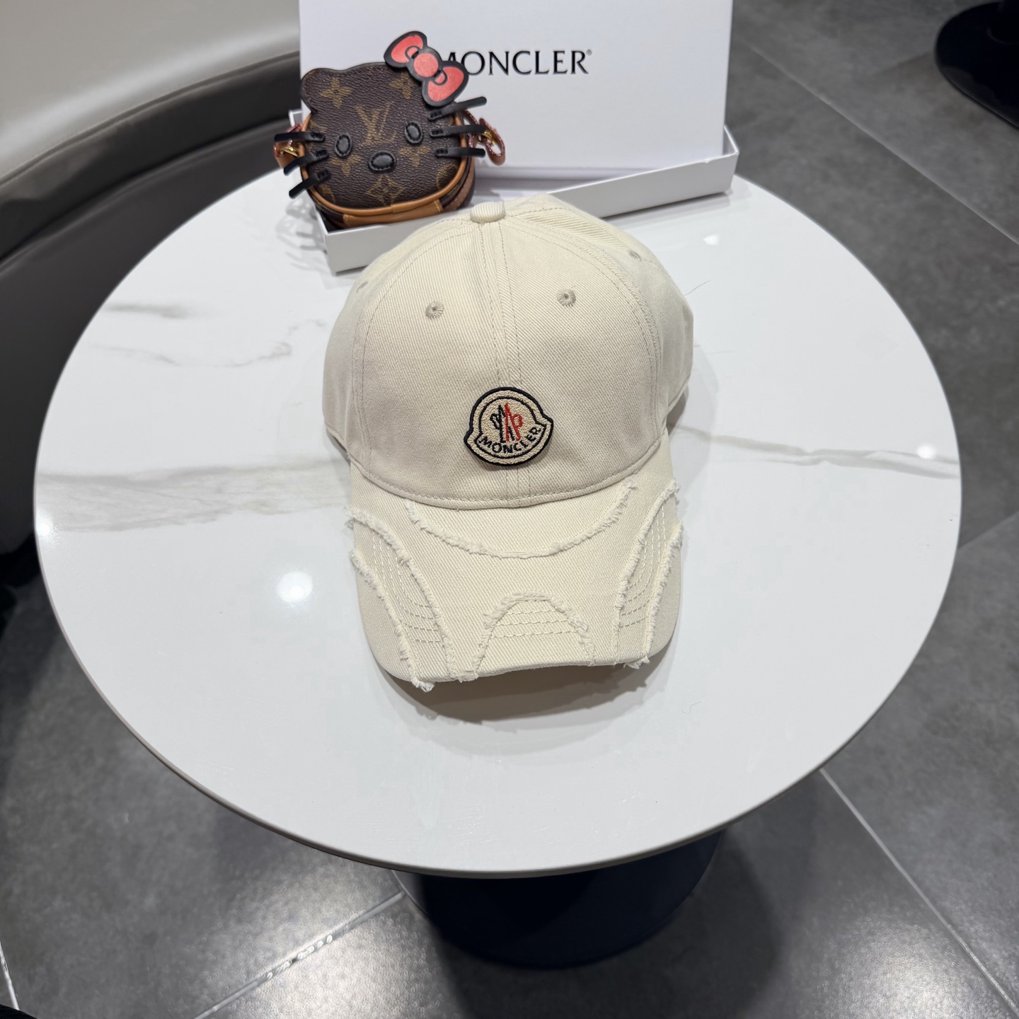 蒙口MONCLER新款棒球帽，时尚炸街单品，风格很OK，网红.时尚博主的最爱！高品质舒凹造型很好看