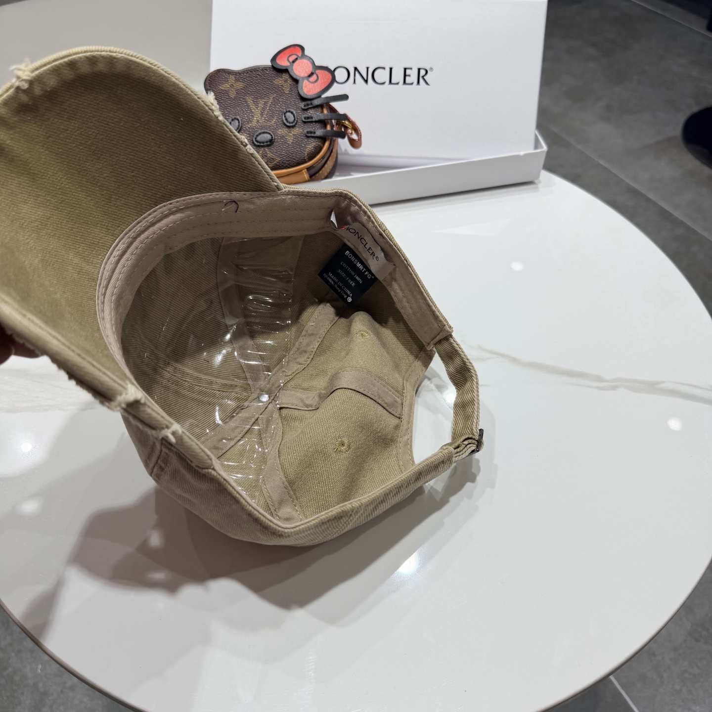 蒙口MONCLER新款棒球帽，时尚炸街单品，风格很OK，网红.时尚博主的最爱！高品质舒凹造型很好看