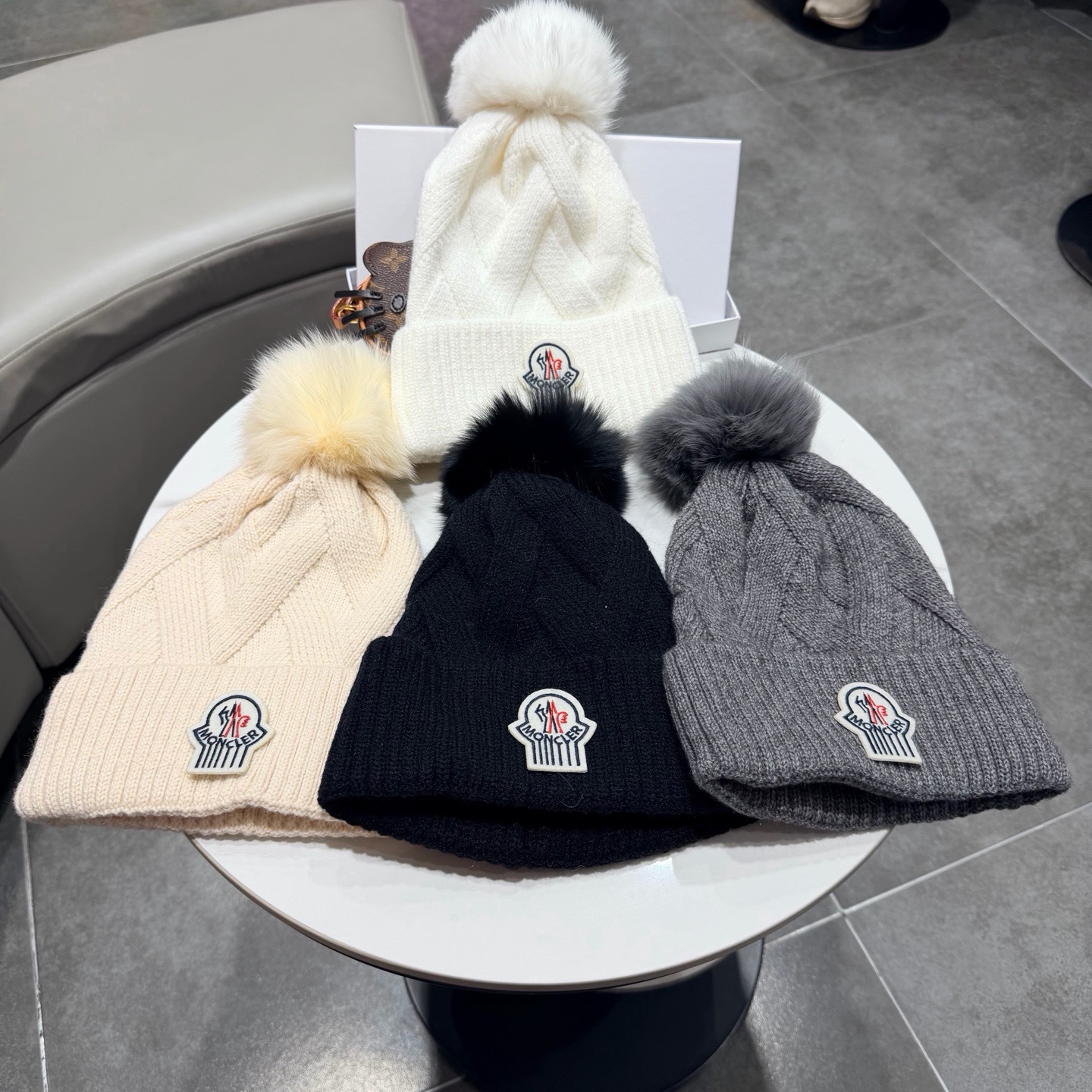 🌹蒙口针织帽🎁MONCLER毛线帽🎀👍狐狸毛帽🎀质量非常柔软舒服，保暖又时尚，简约大气，百搭款！
