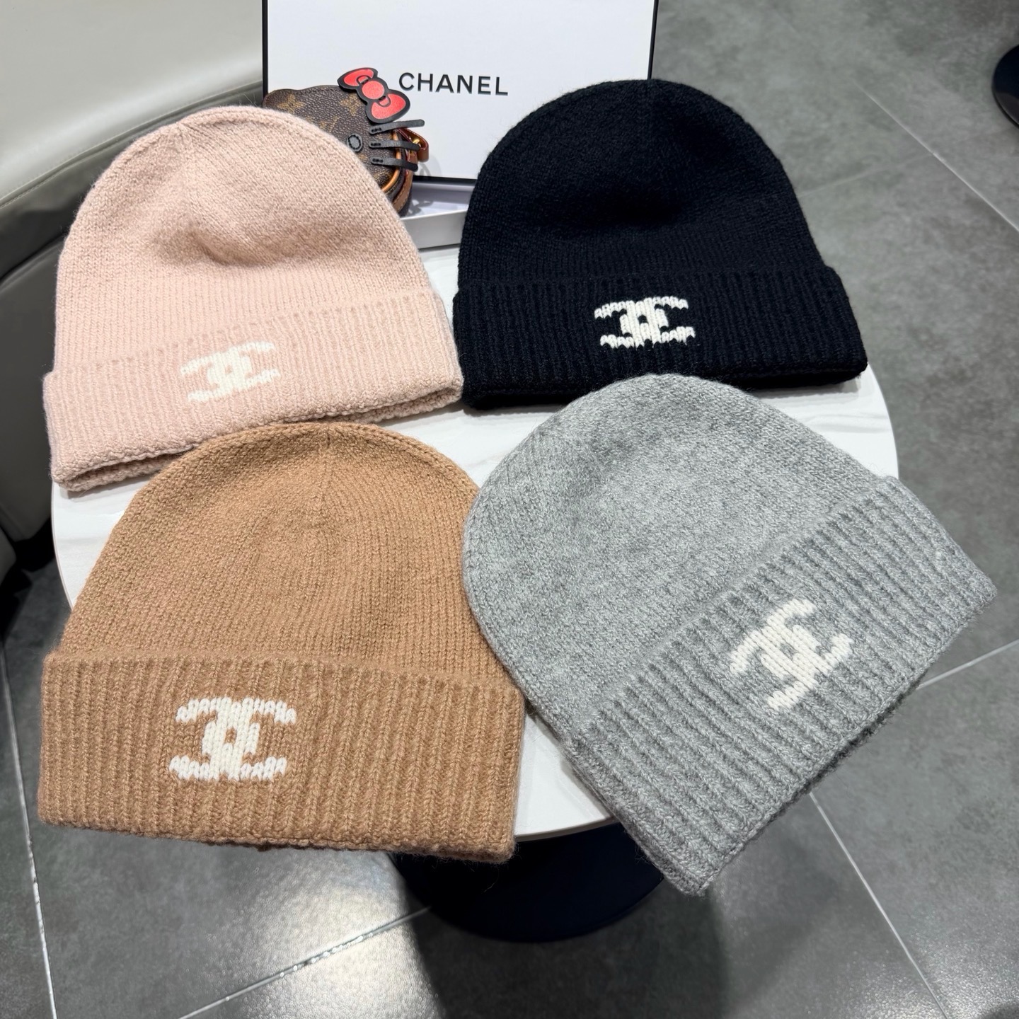 Chanel官网品质香奈儿秋冬网红时尚博主推荐款毛线帽，小红书爆款，手感超柔软舒适的针织线帽，弹性极佳！