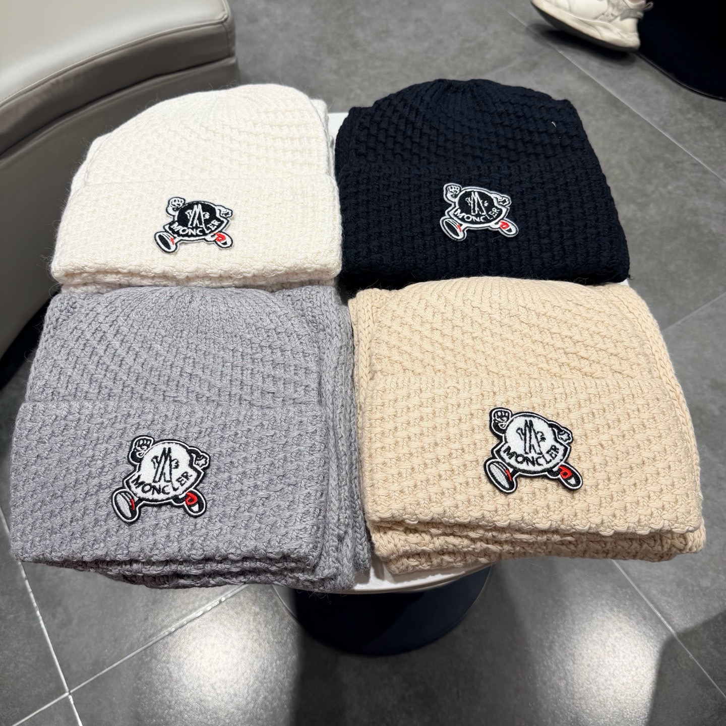 🎀蒙口套装MONCLER👏帽子+围巾套装！兔绒➕羊绒成份🤔配真狐狸毛球，保暖又时尚 😱3色可选哦❤ 黑 白 灰❤男女通用
