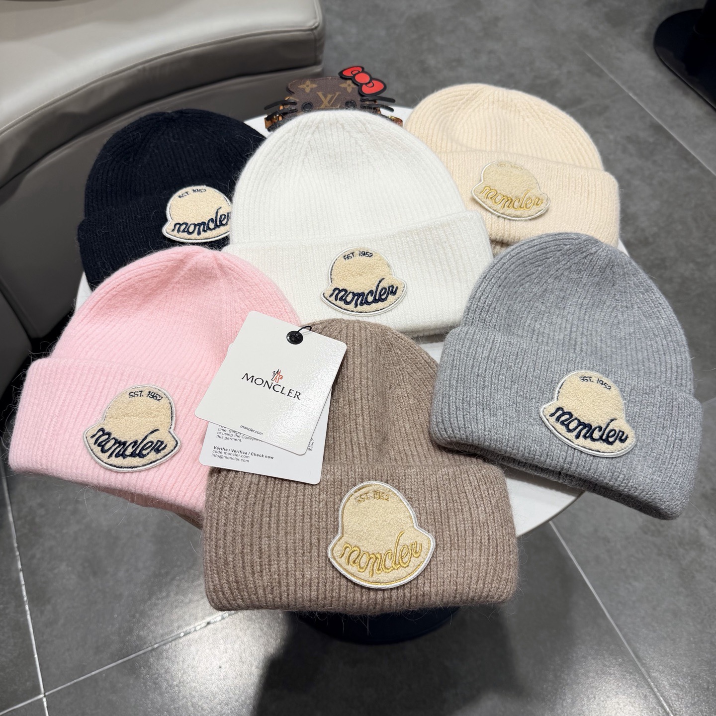 MONCLER蒙口 品质高端大气毛线帽，超火爆💖质感很赞，出街超好搭配！时尚潮流！出门必备单品，男女同款快快入手哦！