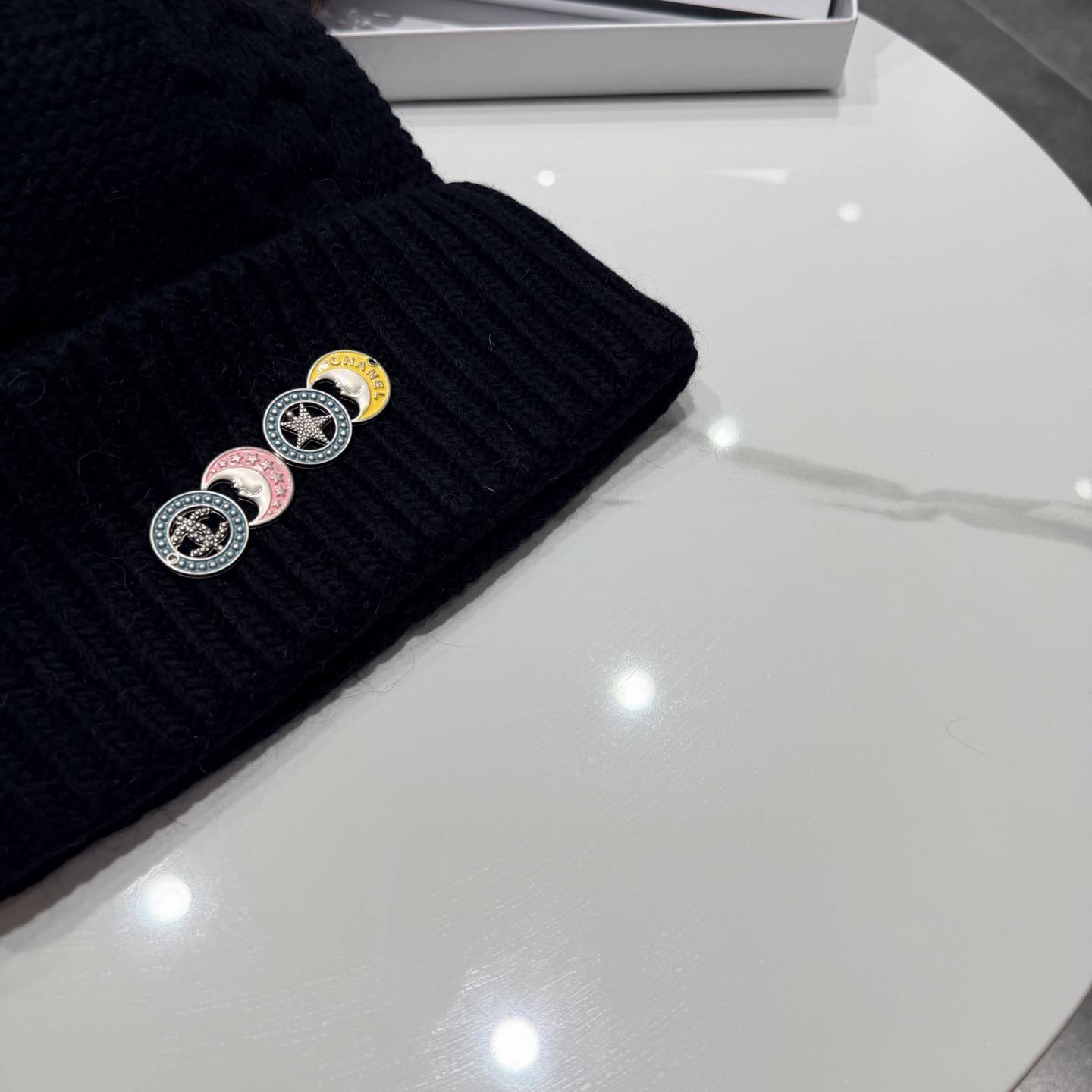 Chanel官网香奈儿羊毛+兔毛秋冬网红时尚博主推荐款毛线帽，小红书爆款，手感超柔软舒适的针织线帽，弹性极佳！