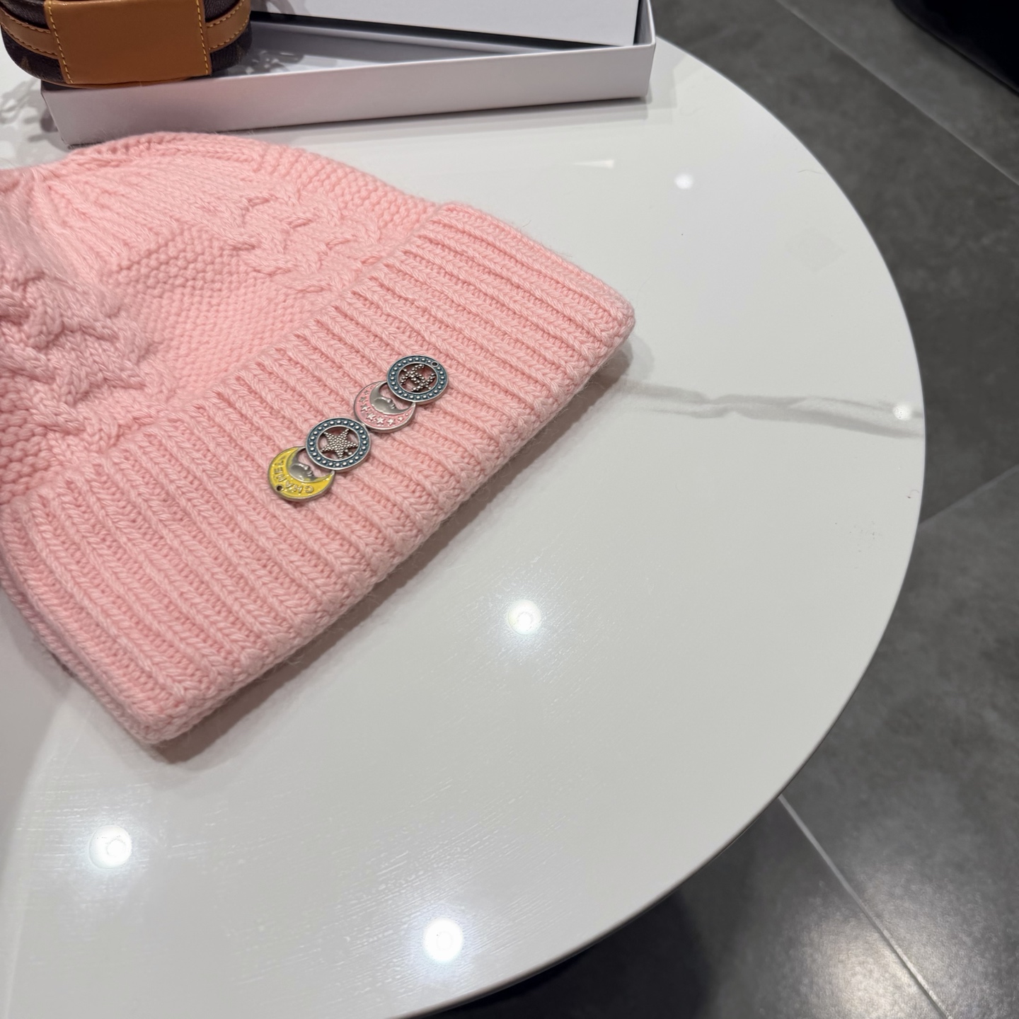 Chanel官网香奈儿羊毛+兔毛秋冬网红时尚博主推荐款毛线帽，小红书爆款，手感超柔软舒适的针织线帽，弹性极佳！