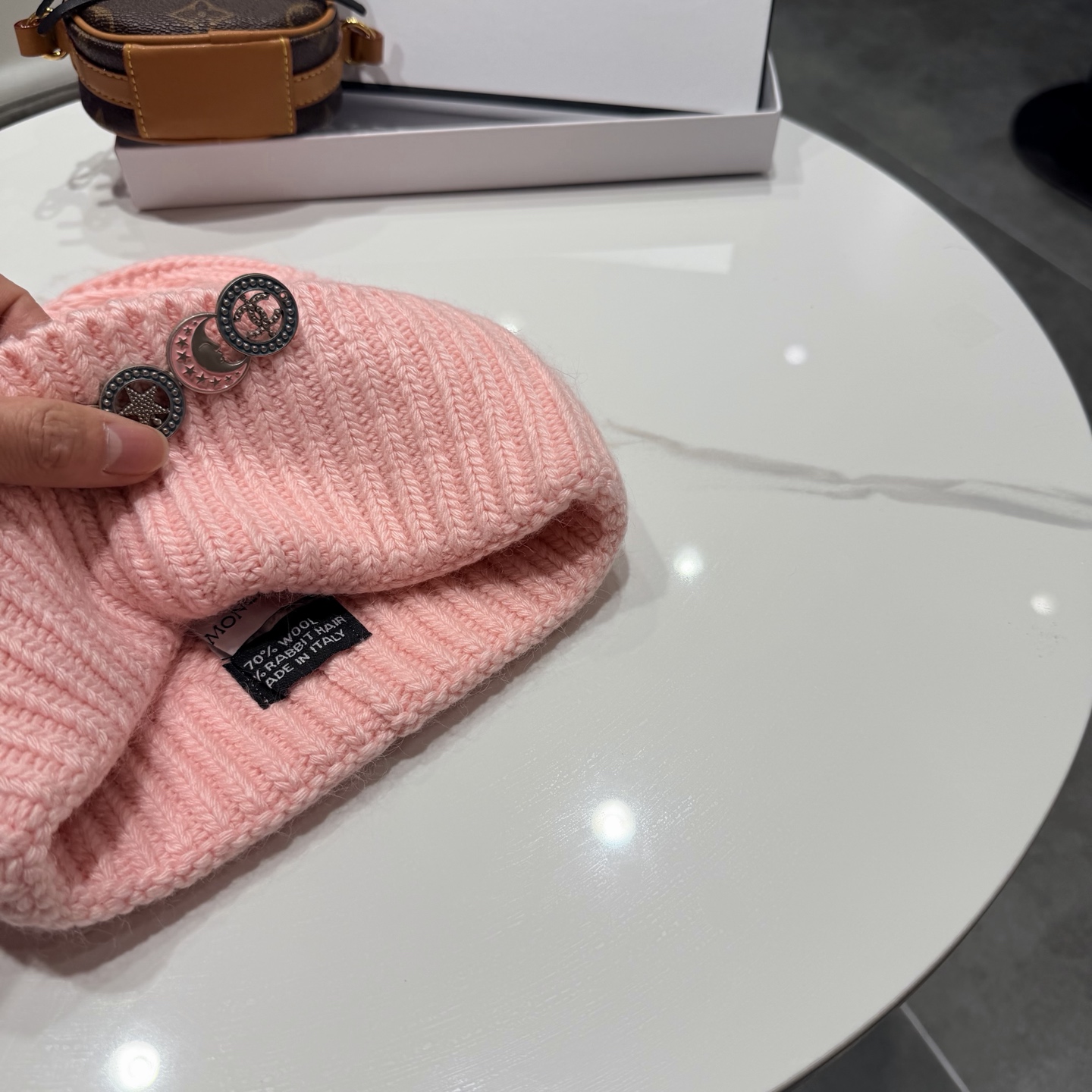 Chanel官网香奈儿羊毛+兔毛秋冬网红时尚博主推荐款毛线帽，小红书爆款，手感超柔软舒适的针织线帽，弹性极佳！