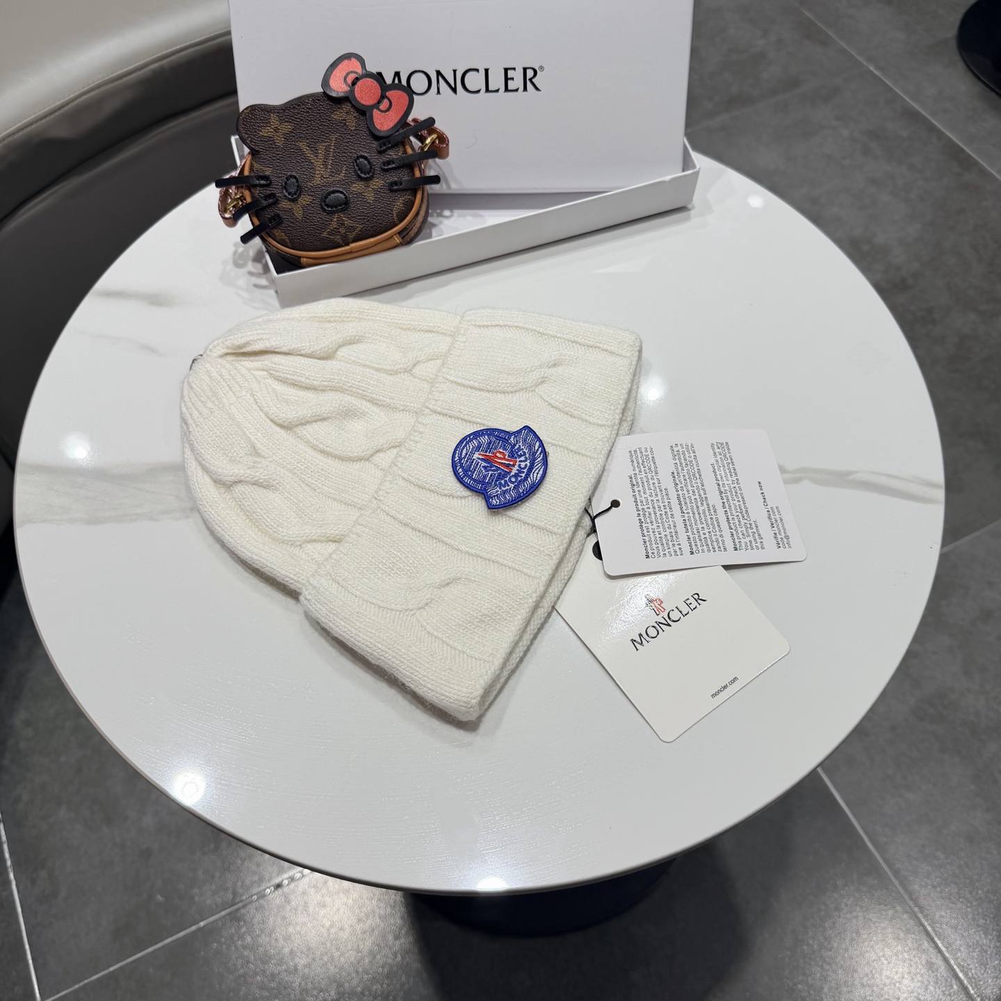 帽子Moncler 蒙口套装秋冬款翻边羊毛针织毛线帽 高品质定制！这款必定是极简主义的最爱 干净，利索，时尚百搭，绝对不