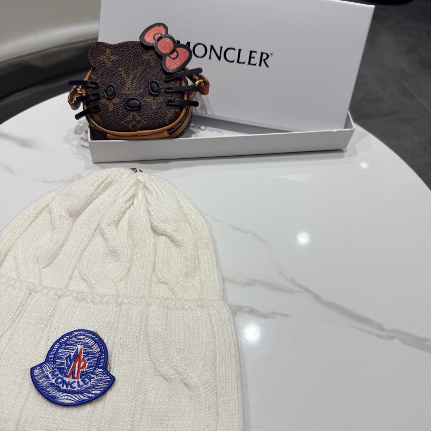 帽子Moncler 蒙口套装秋冬款翻边羊毛针织毛线帽 高品质定制！这款必定是极简主义的最爱 干净，利索，时尚百搭，绝对不