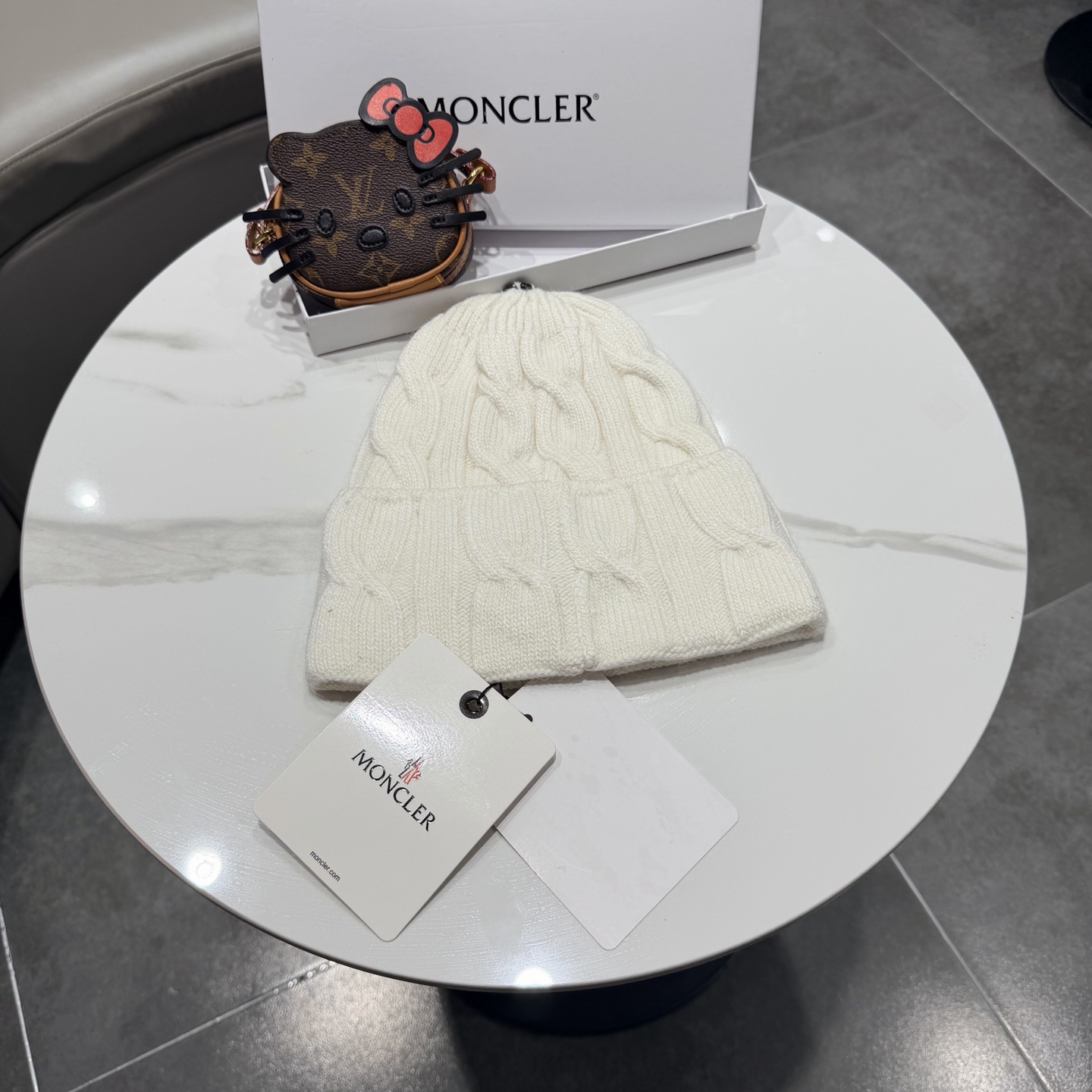 帽子Moncler 蒙口套装秋冬款翻边羊毛针织毛线帽 高品质定制！这款必定是极简主义的最爱 干净，利索，时尚百搭，绝对不