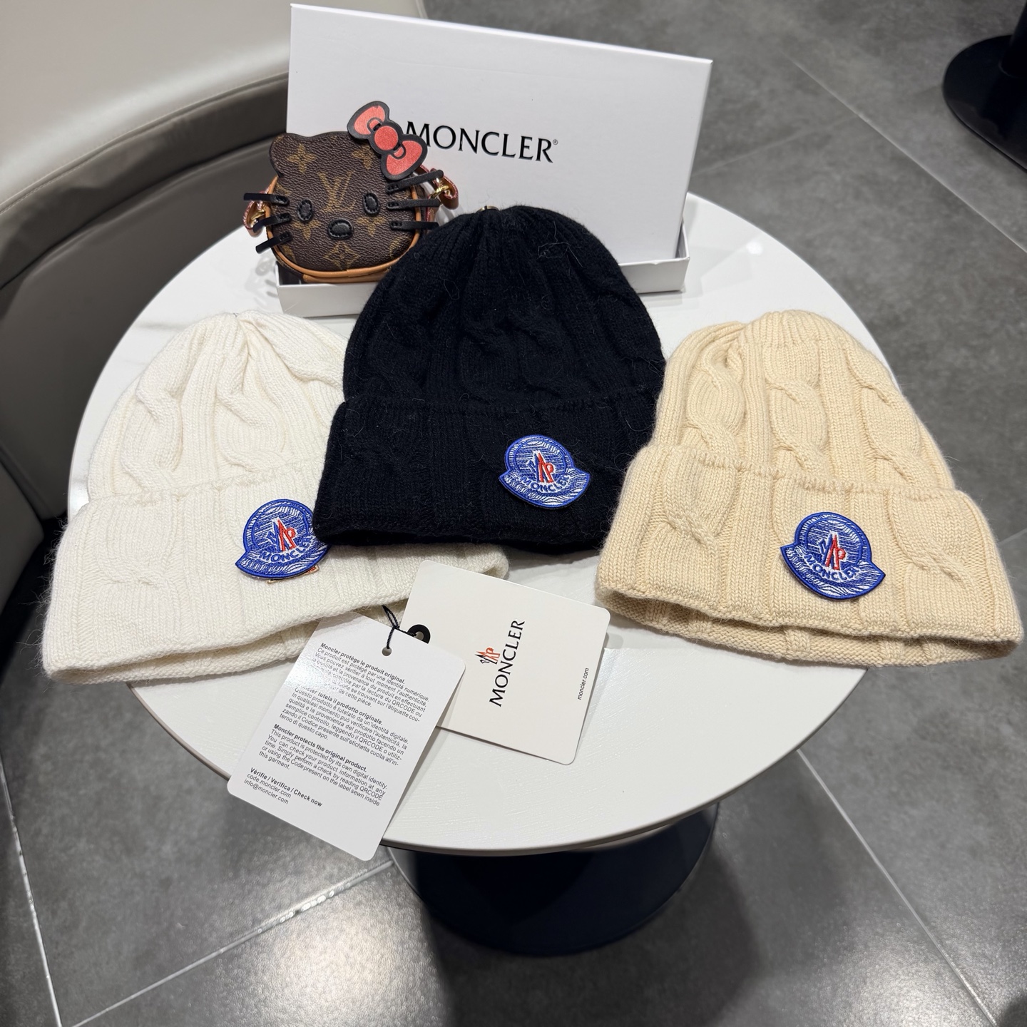 帽子Moncler 蒙口套装秋冬款翻边羊毛针织毛线帽 高品质定制！这款必定是极简主义的最爱 干净，利索，时尚百搭，绝对不