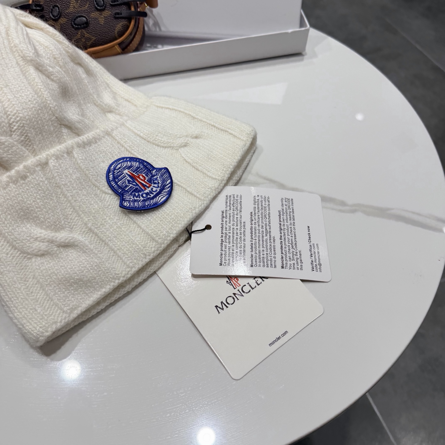 帽子Moncler 蒙口套装秋冬款翻边羊毛针织毛线帽 高品质定制！这款必定是极简主义的最爱 干净，利索，时尚百搭，绝对不