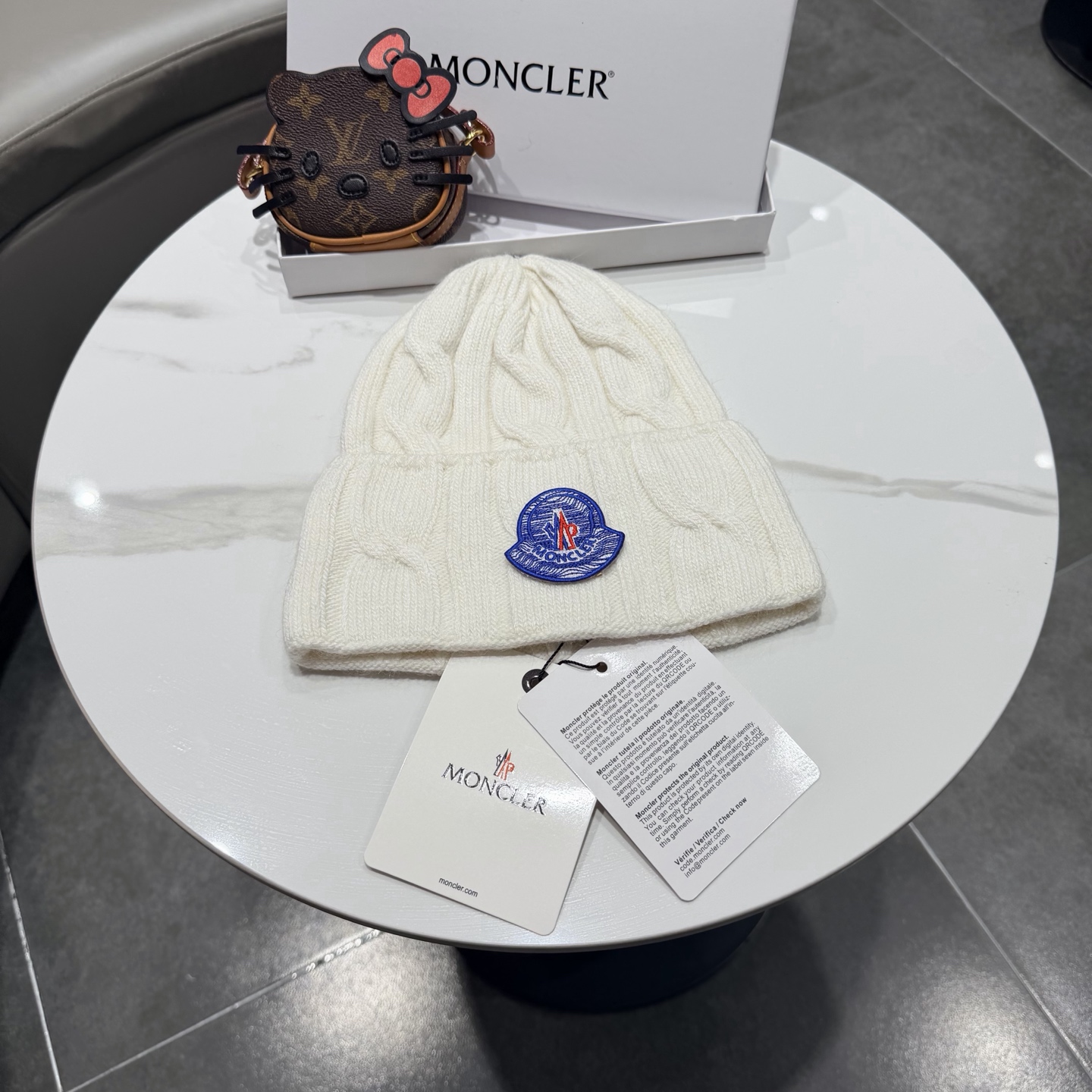 帽子Moncler 蒙口套装秋冬款翻边羊毛针织毛线帽 高品质定制！这款必定是极简主义的最爱 干净，利索，时尚百搭，绝对不