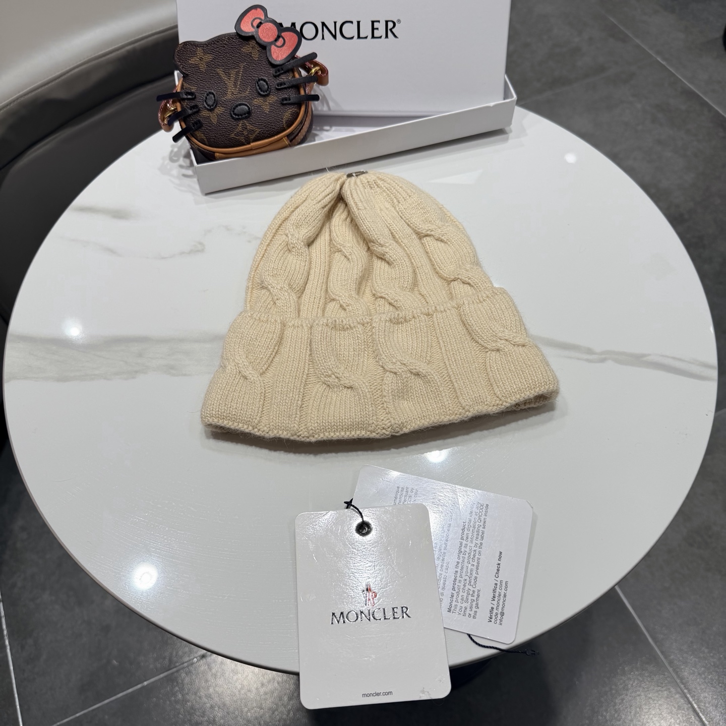 帽子Moncler 蒙口套装秋冬款翻边羊毛针织毛线帽 高品质定制！这款必定是极简主义的最爱 干净，利索，时尚百搭，绝对不