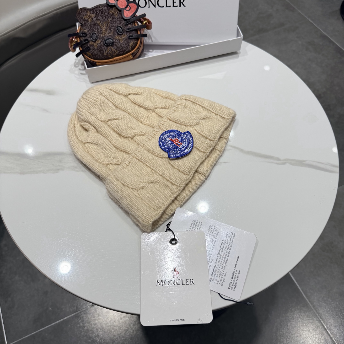 帽子Moncler 蒙口套装秋冬款翻边羊毛针织毛线帽 高品质定制！这款必定是极简主义的最爱 干净，利索，时尚百搭，绝对不