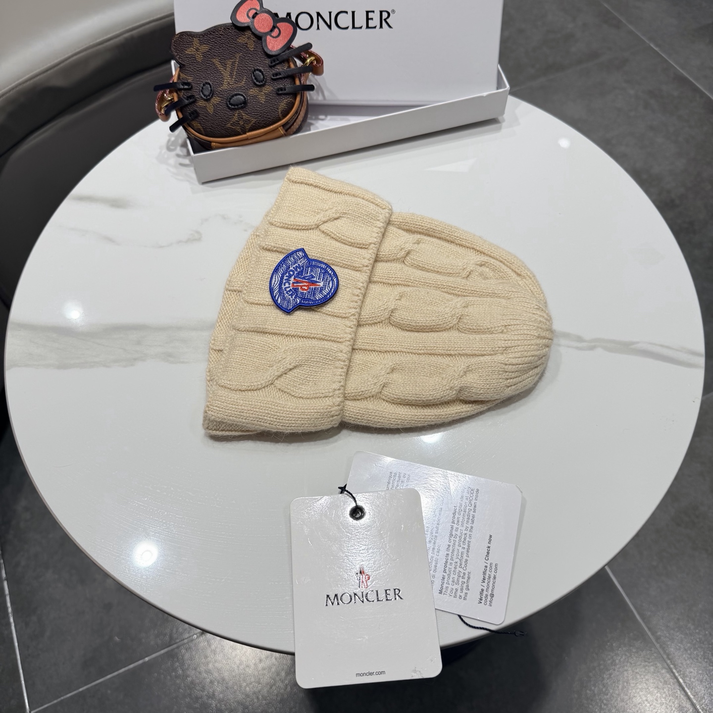 帽子Moncler 蒙口套装秋冬款翻边羊毛针织毛线帽 高品质定制！这款必定是极简主义的最爱 干净，利索，时尚百搭，绝对不