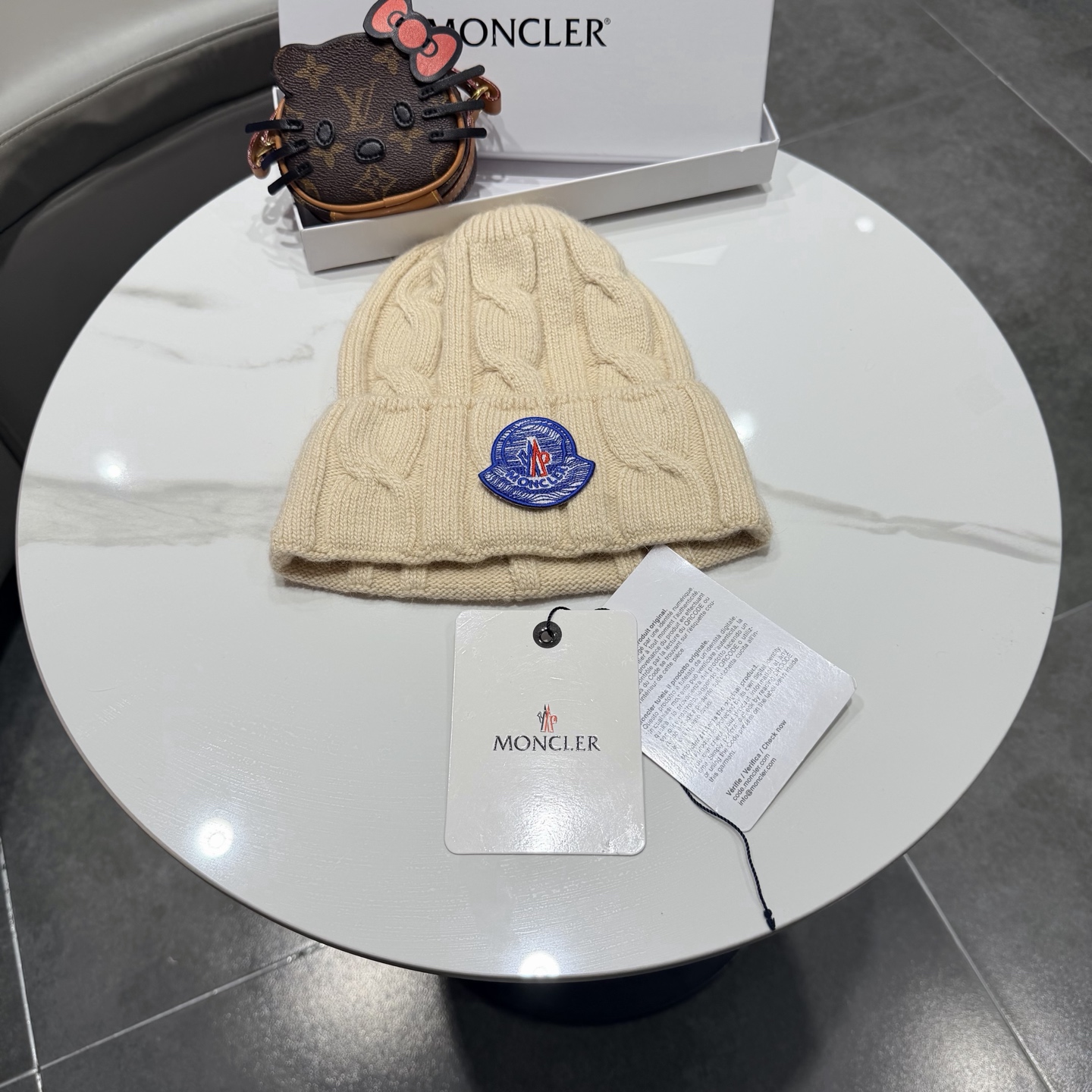 帽子Moncler 蒙口套装秋冬款翻边羊毛针织毛线帽 高品质定制！这款必定是极简主义的最爱 干净，利索，时尚百搭，绝对不