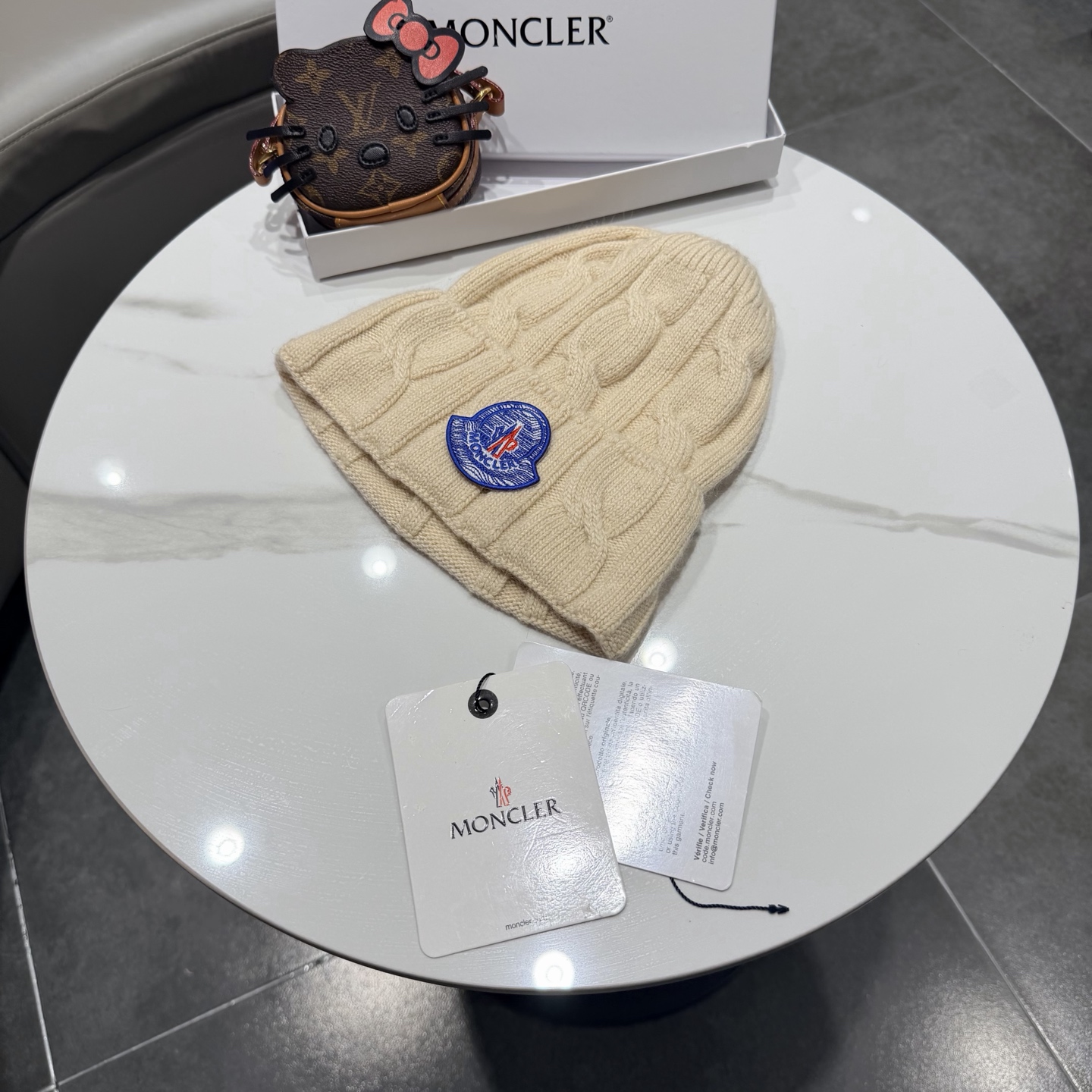 帽子Moncler 蒙口套装秋冬款翻边羊毛针织毛线帽 高品质定制！这款必定是极简主义的最爱 干净，利索，时尚百搭，绝对不
