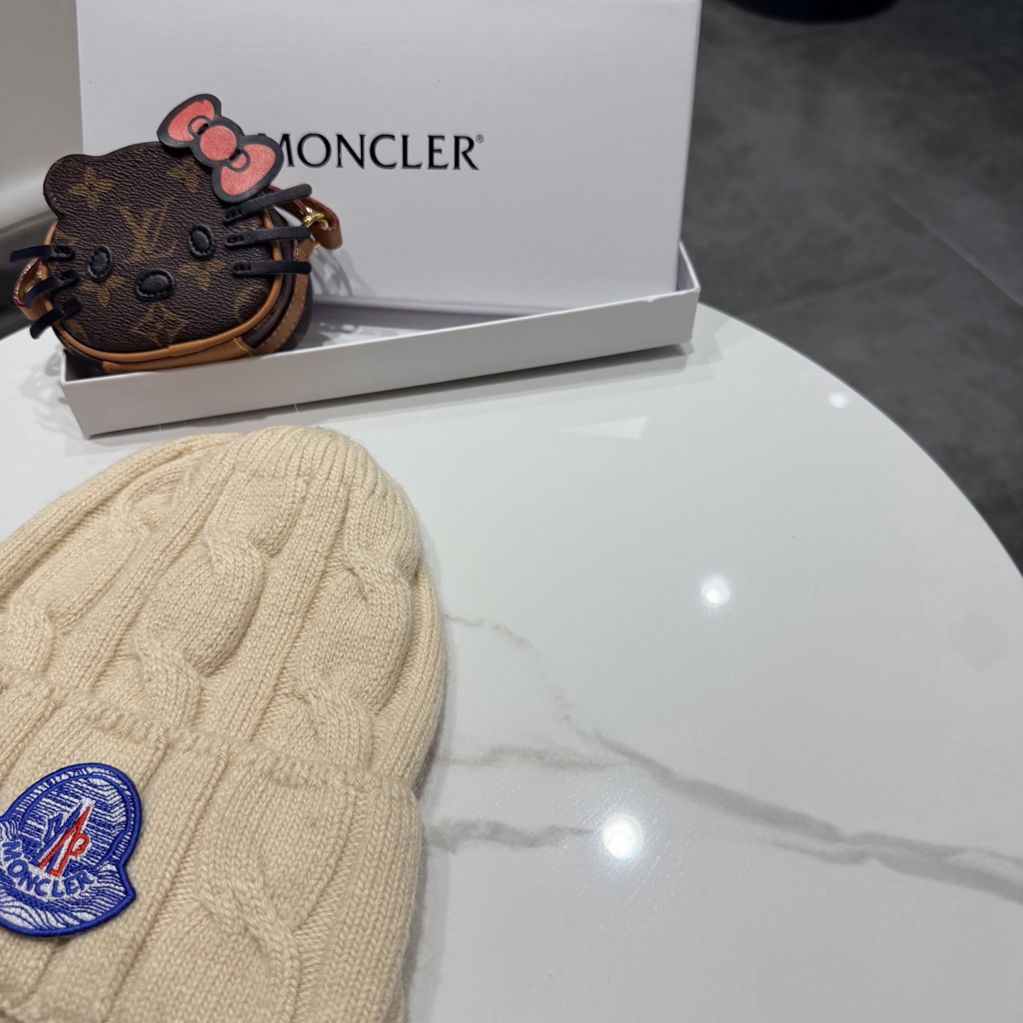 帽子Moncler 蒙口套装秋冬款翻边羊毛针织毛线帽 高品质定制！这款必定是极简主义的最爱 干净，利索，时尚百搭，绝对不