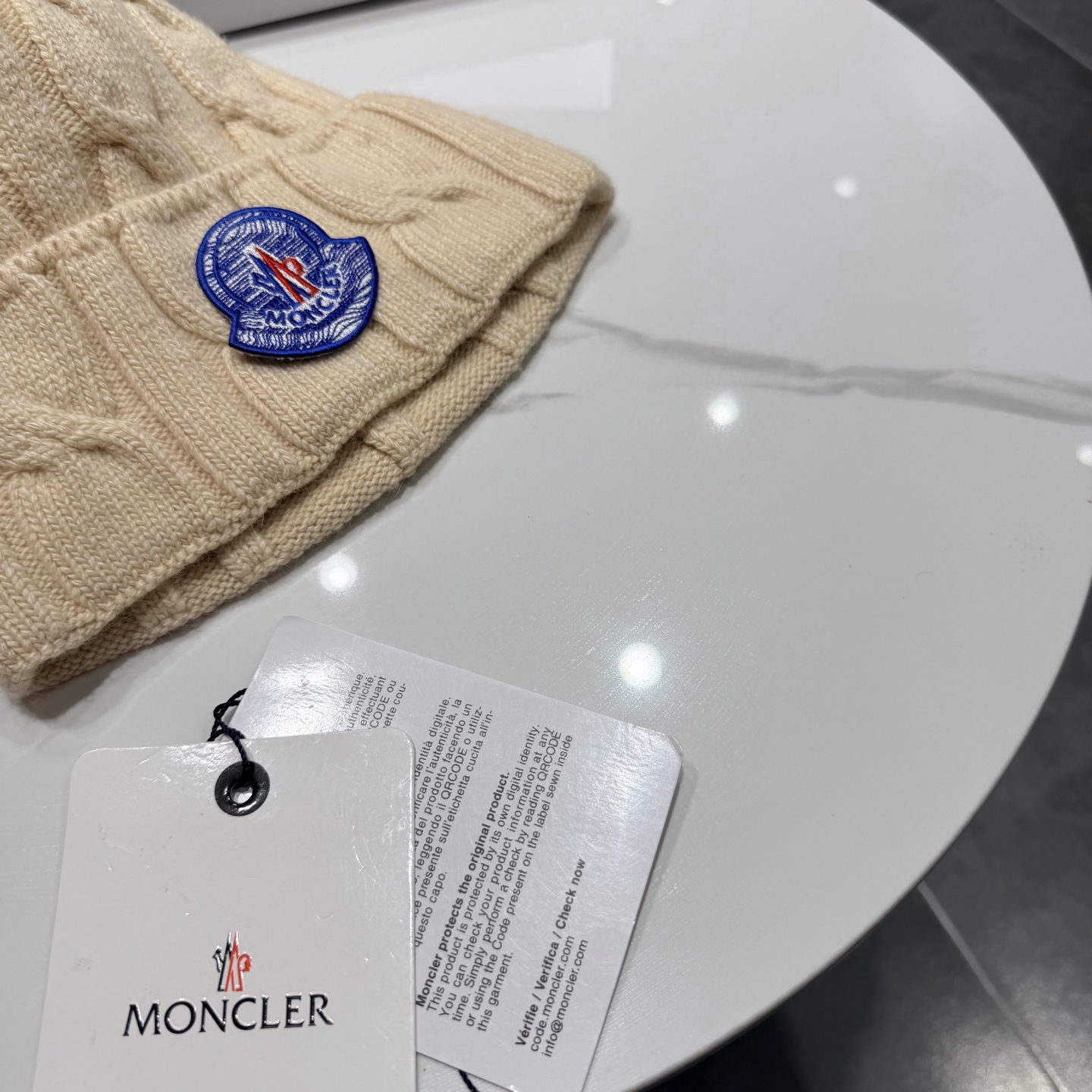 帽子Moncler 蒙口套装秋冬款翻边羊毛针织毛线帽 高品质定制！这款必定是极简主义的最爱 干净，利索，时尚百搭，绝对不