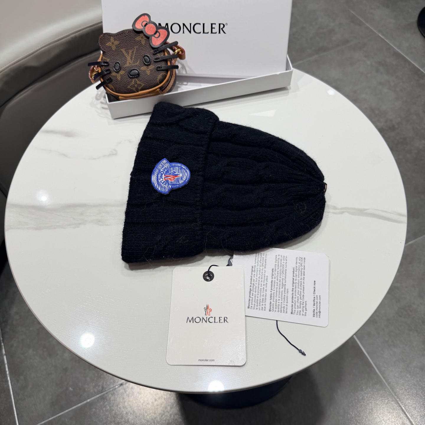 帽子Moncler 蒙口套装秋冬款翻边羊毛针织毛线帽 高品质定制！这款必定是极简主义的最爱 干净，利索，时尚百搭，绝对不