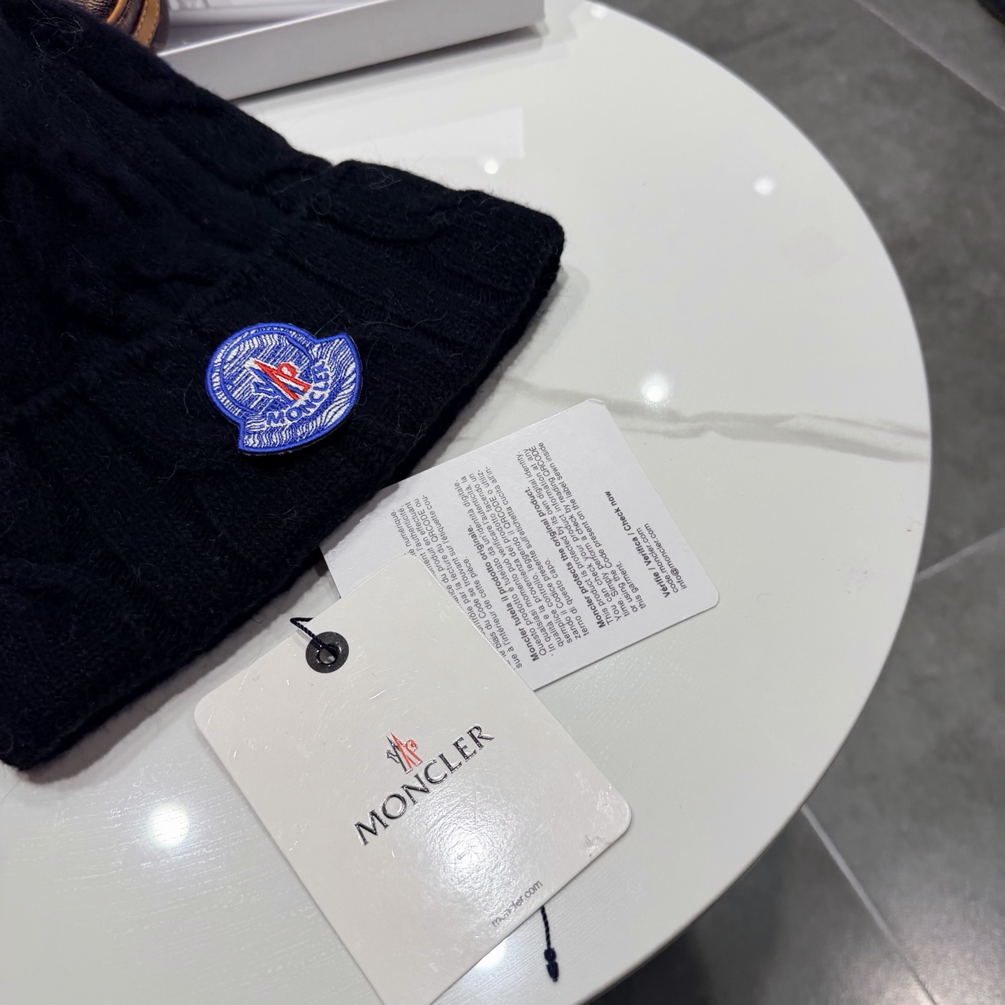 帽子Moncler 蒙口套装秋冬款翻边羊毛针织毛线帽 高品质定制！这款必定是极简主义的最爱 干净，利索，时尚百搭，绝对不