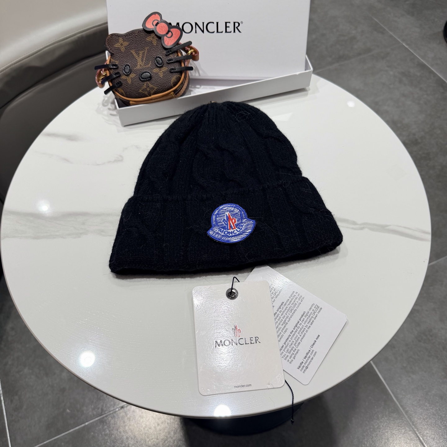 帽子Moncler 蒙口套装秋冬款翻边羊毛针织毛线帽 高品质定制！这款必定是极简主义的最爱 干净，利索，时尚百搭，绝对不