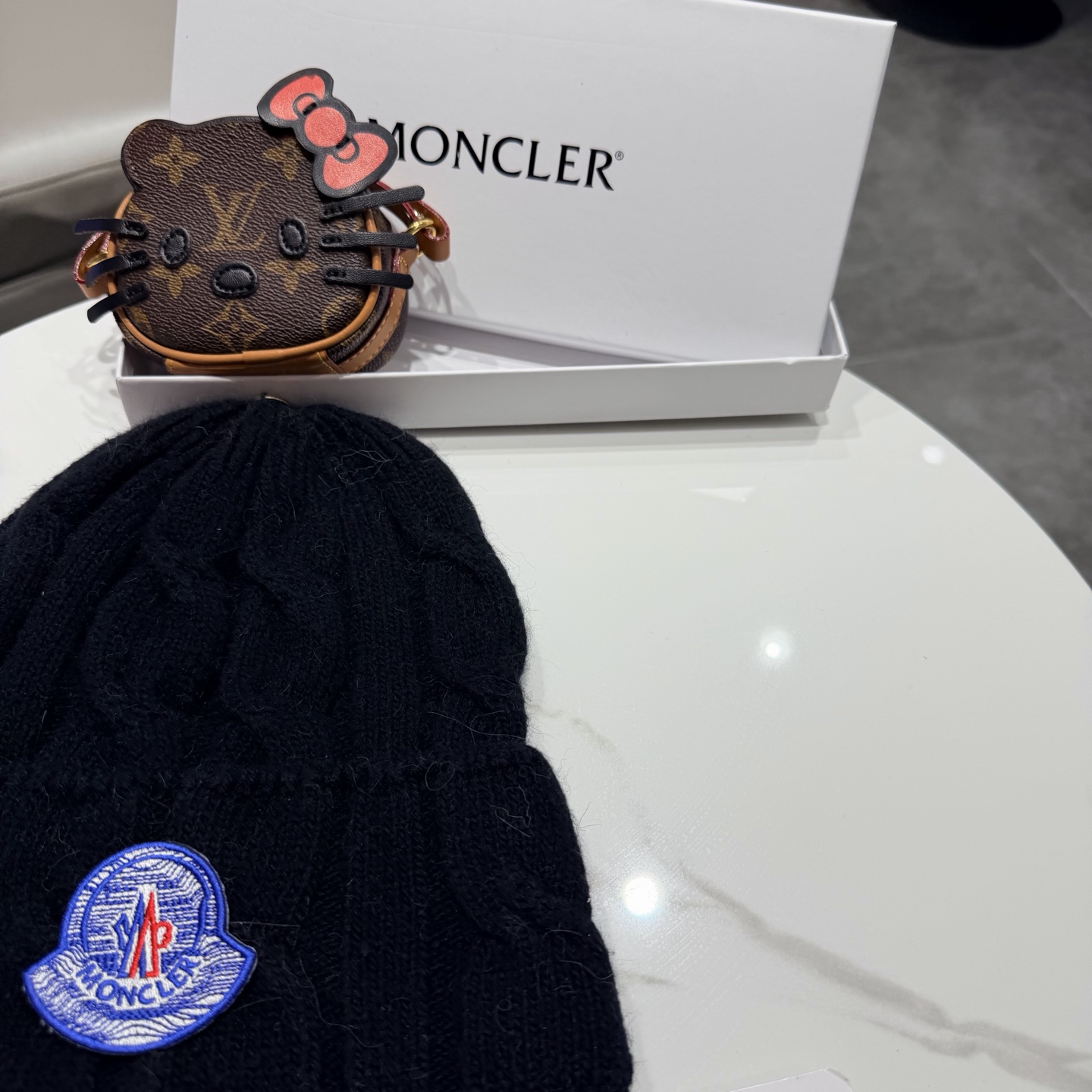 帽子Moncler 蒙口套装秋冬款翻边羊毛针织毛线帽 高品质定制！这款必定是极简主义的最爱 干净，利索，时尚百搭，绝对不