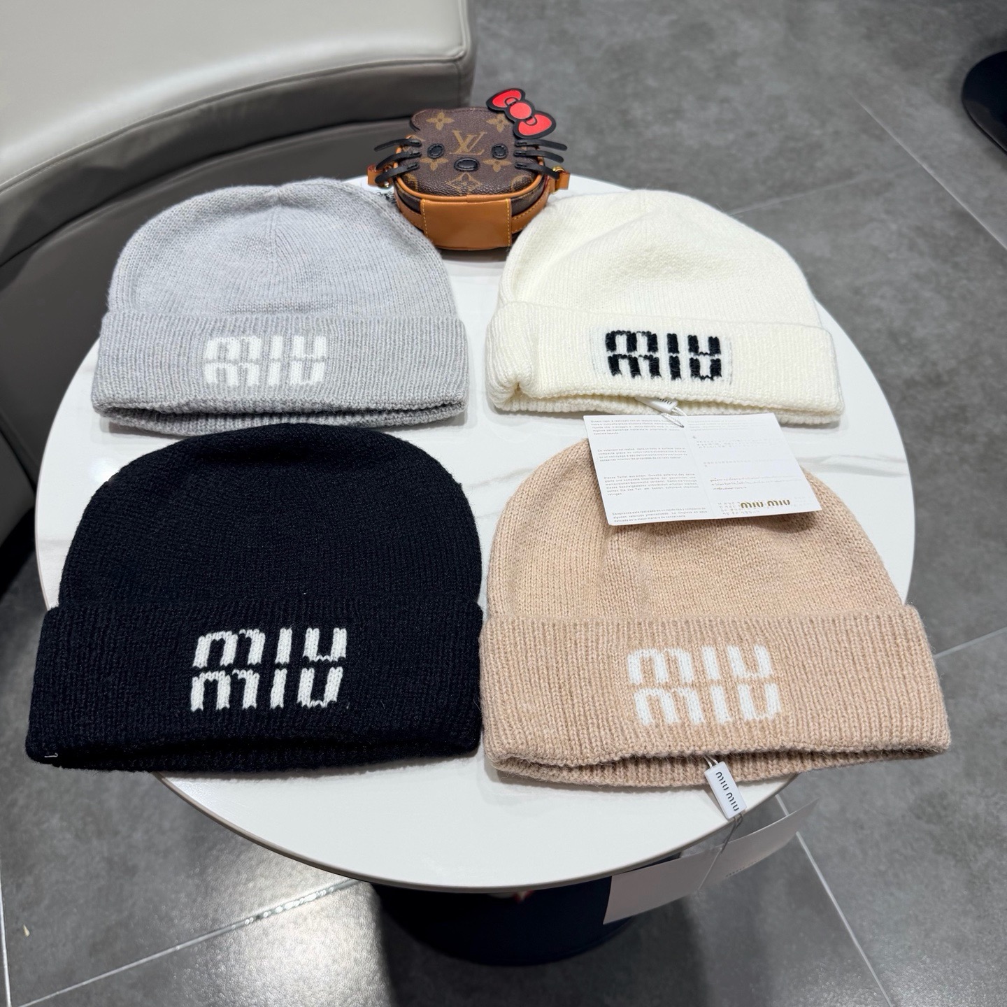 miumiu缪缪🐰秋冬毛线帽 这种高级简直质感从头开始了！巨推荐大家 这顶不管什么类型的衣服都好配 💖休闲和甜美都能牢牢