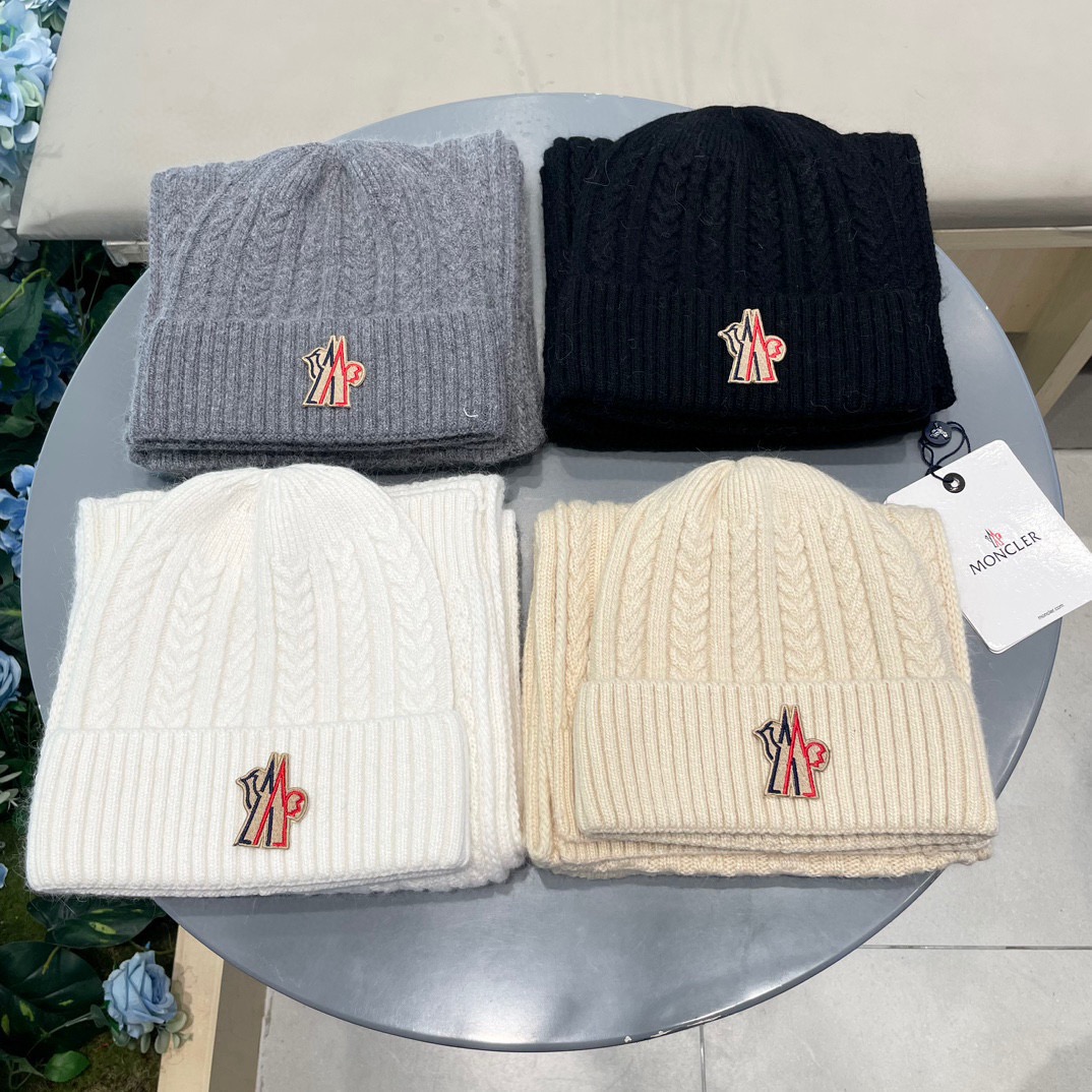 moncler【两件套-羊毛套装帽子】经典套装帽子！帽子➕围巾！暖暖哒超级舒服～冬日小姐姐减龄神器哦～这个冬天你就差这么
