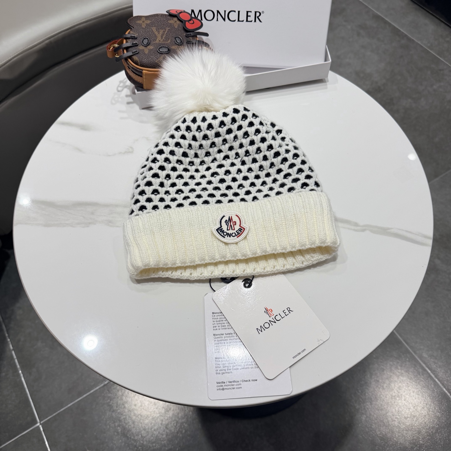 蒙口针织帽MONCLER毛线帽👍配狐狸毛帽🎀质量非常柔软舒服，保暖又时尚，简约大气，百搭款！