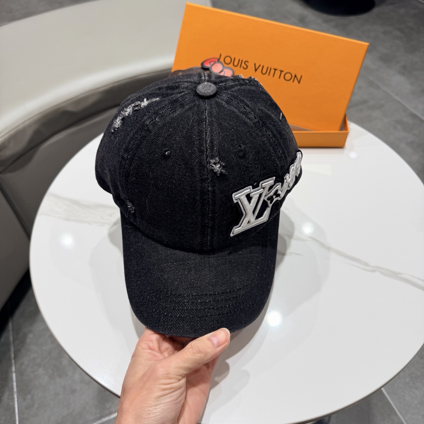 Lv路易威登 新款专柜同步牛仔洗水刺绣棒球帽 新款上架💙💙 今年家每款帽子都想拥有～设计轻易休闲时髦又带