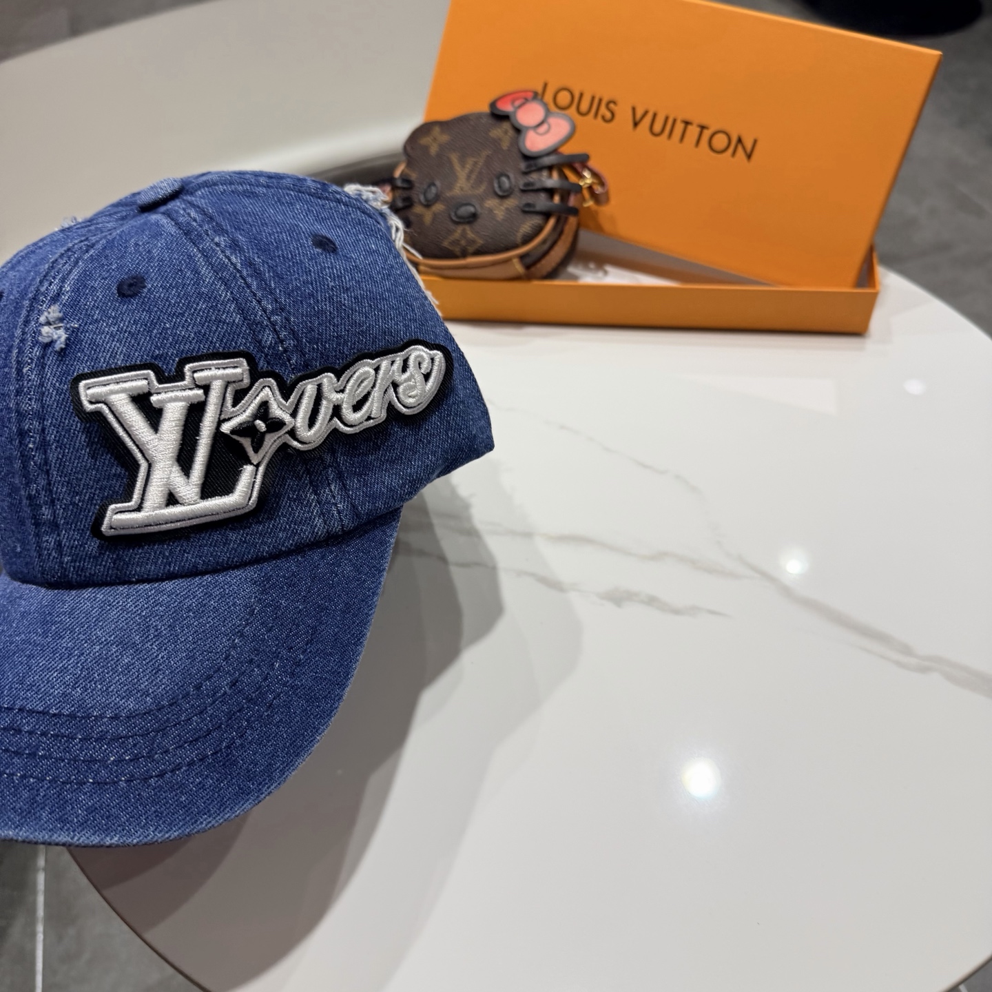 Lv路易威登 新款专柜同步牛仔洗水刺绣棒球帽 新款上架💙💙 今年家每款帽子都想拥有～设计轻易休闲时髦又带