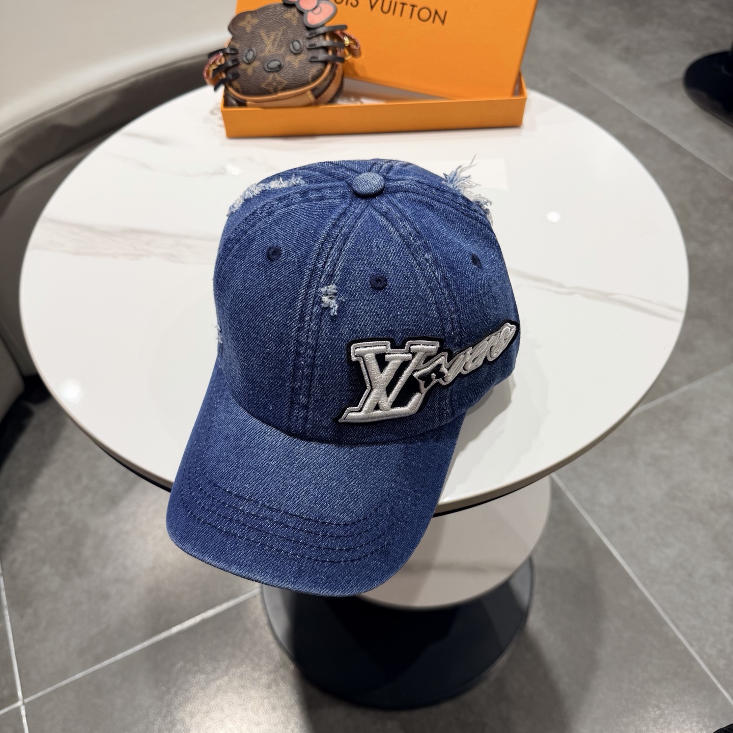 Lv路易威登 新款专柜同步牛仔洗水刺绣棒球帽 新款上架💙💙 今年家每款帽子都想拥有～设计轻易休闲时髦又带