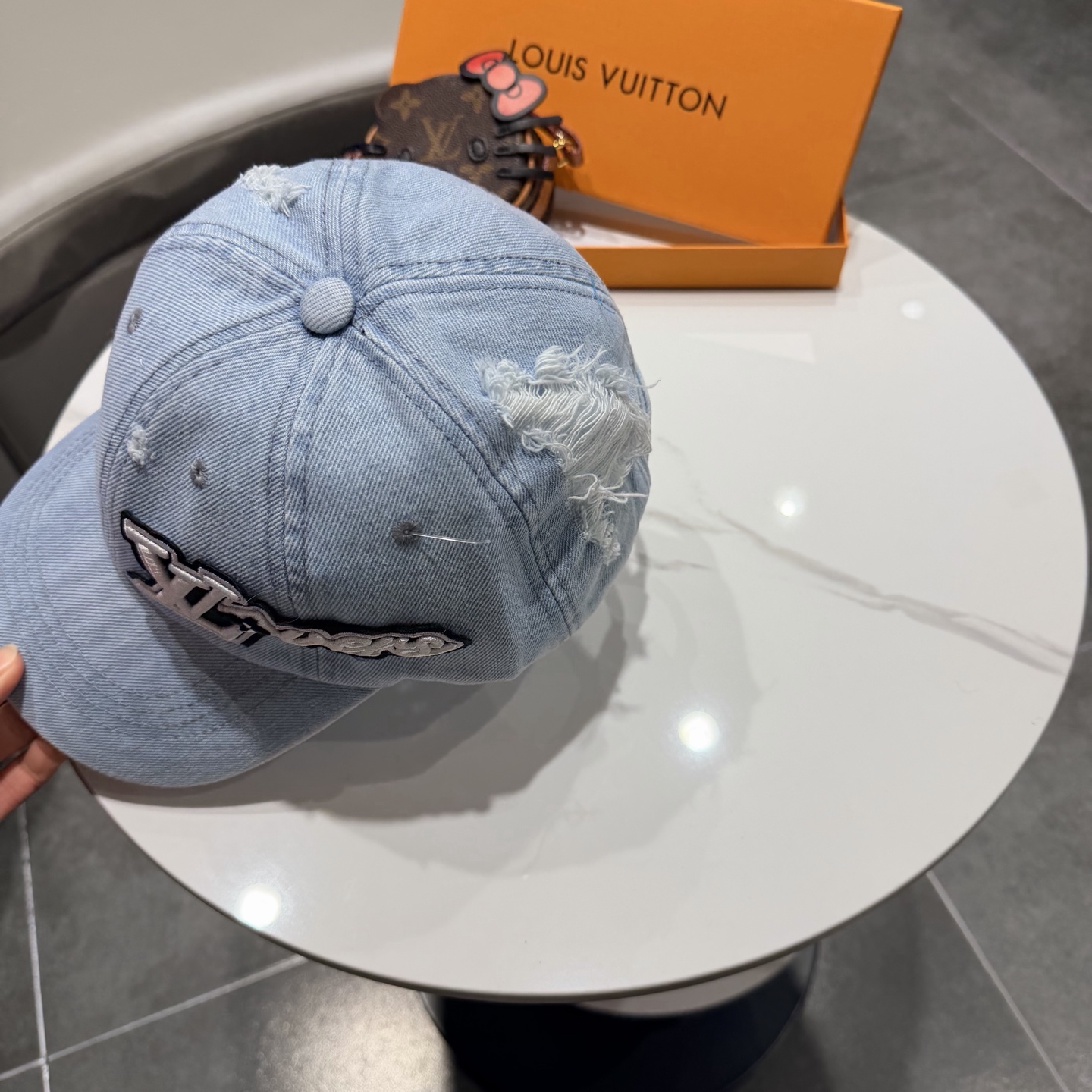 Lv路易威登 新款专柜同步牛仔洗水刺绣棒球帽 新款上架💙💙 今年家每款帽子都想拥有～设计轻易休闲时髦又带