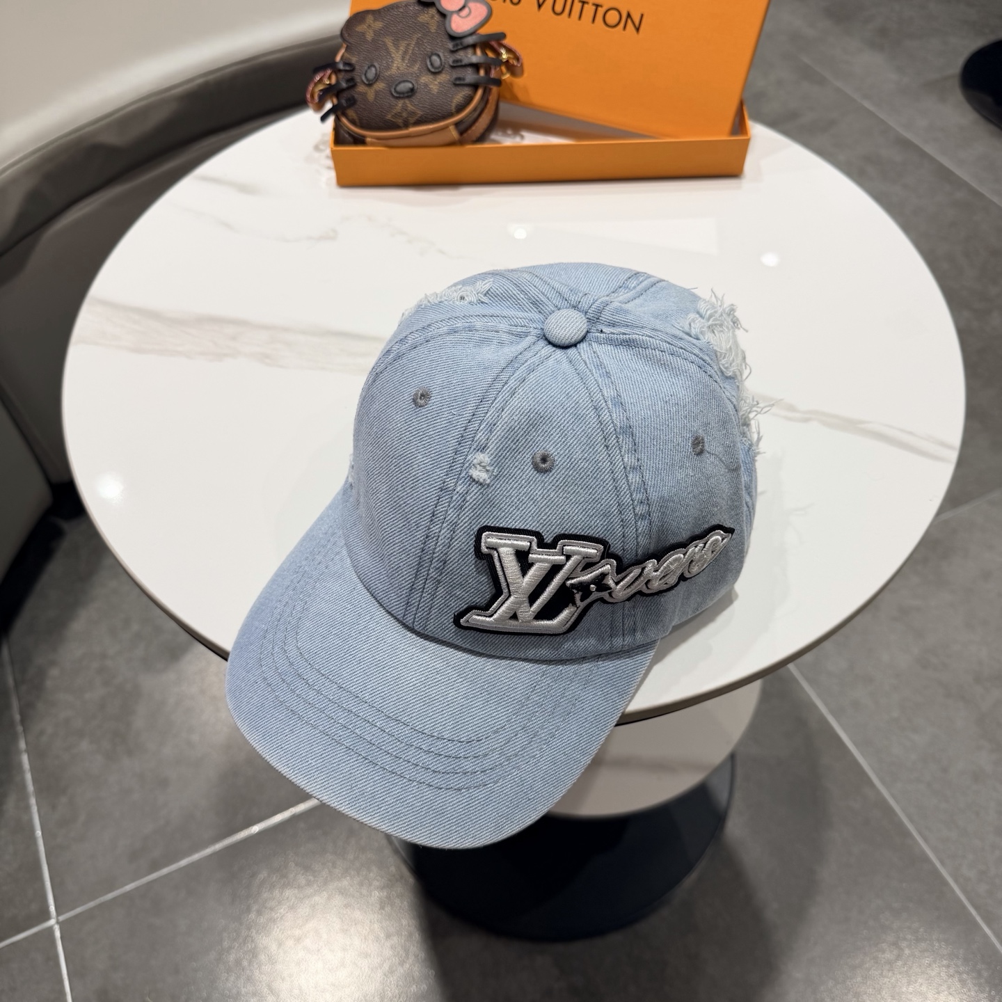 Lv路易威登 新款专柜同步牛仔洗水刺绣棒球帽 新款上架💙💙 今年家每款帽子都想拥有～设计轻易休闲时髦又带