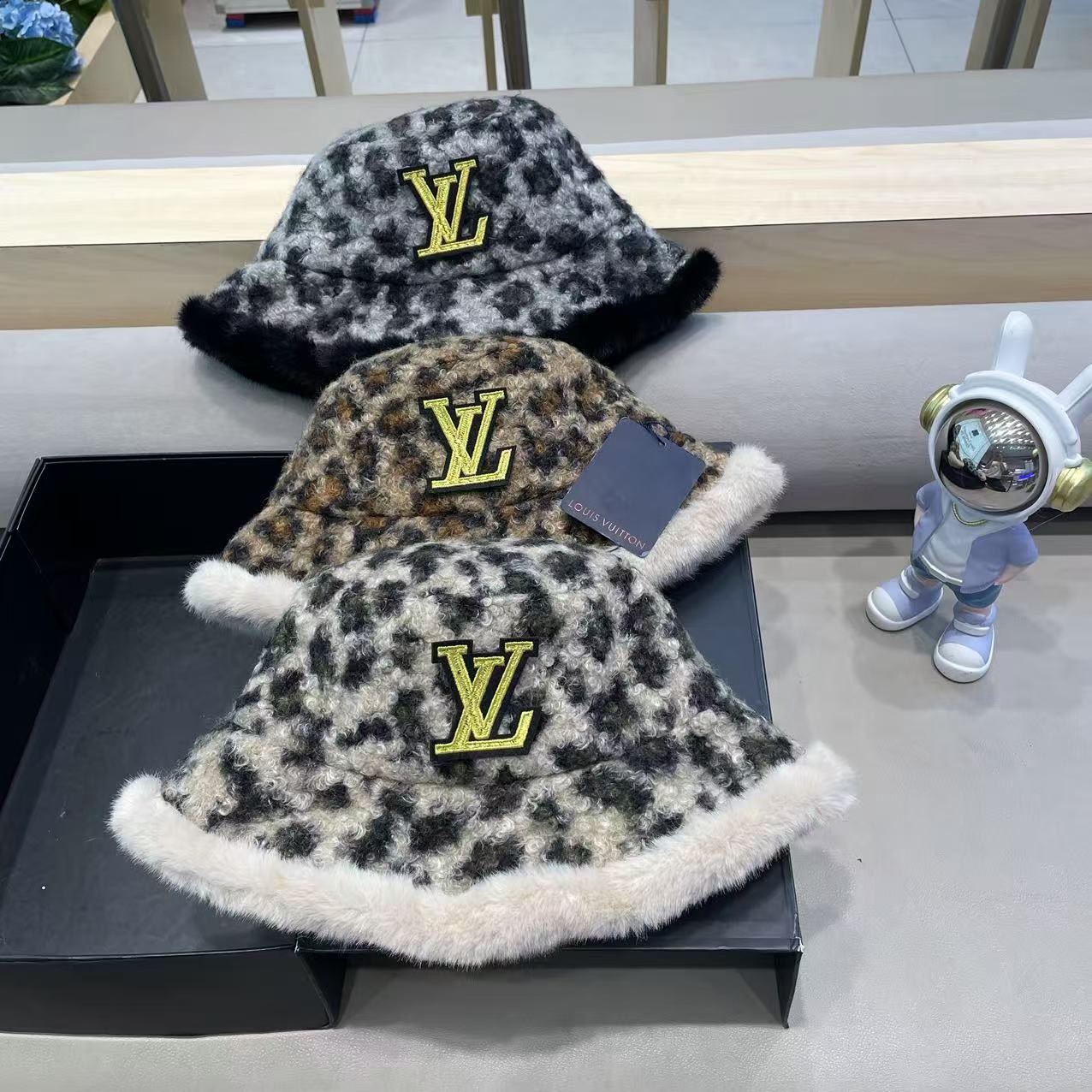 lv路易威登2026新款复古豹纹氛围感毛绒盆帽女秋冬保暖防寒加厚显脸小渔夫帽