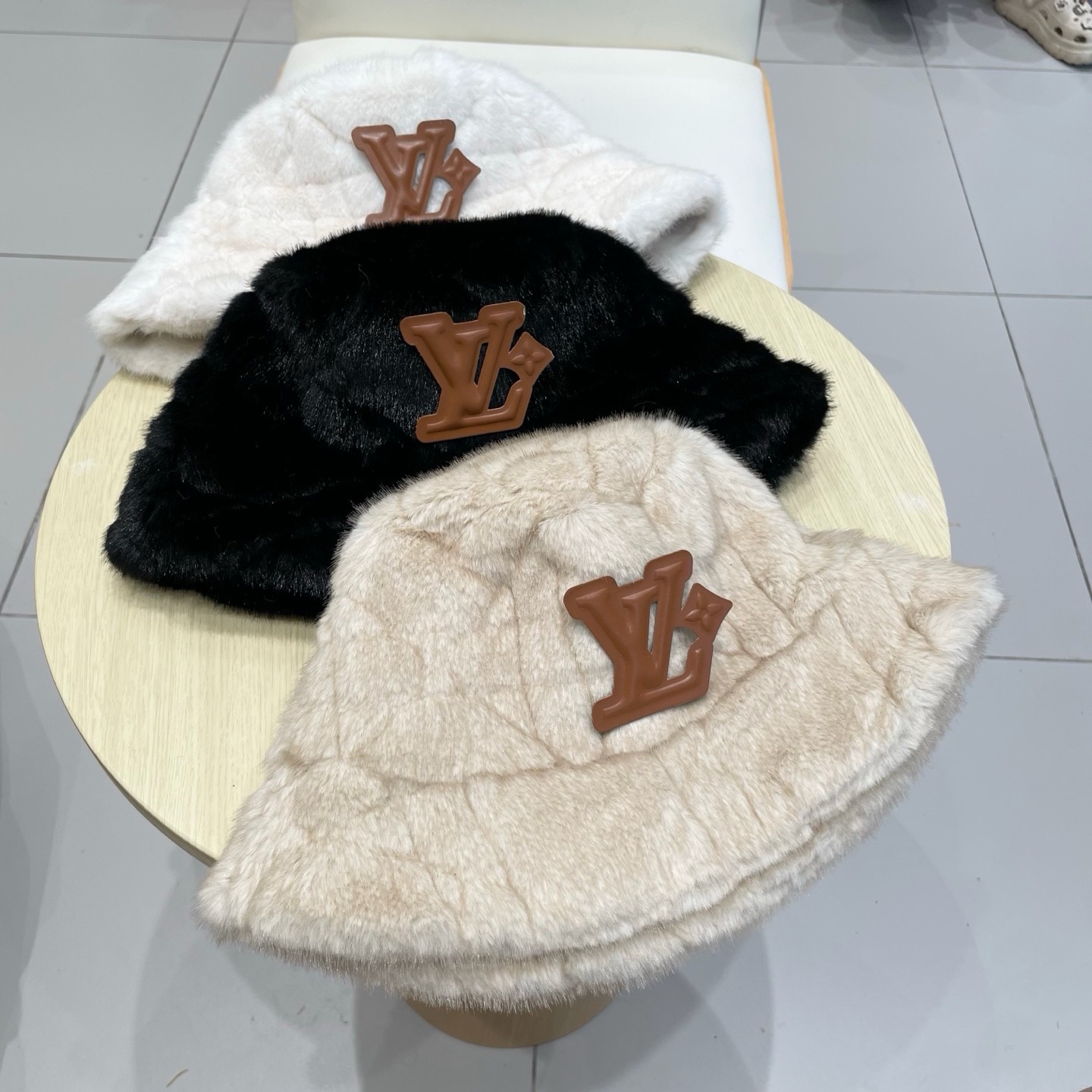 LV(路易威登百搭渔夫帽女冬季毛绒绒户外保暖立体质感时尚高端盆帽显脸小防风