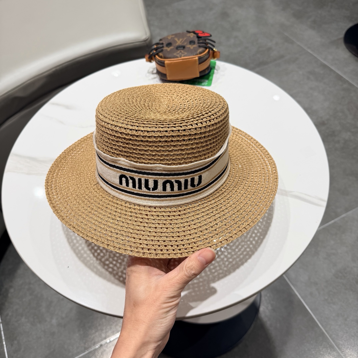 缪缪miumiu新款加密编织草帽，配黑白条纹带logo设计。头围可调节，适合夏天遮阳防晒拍照，纯手工编织
