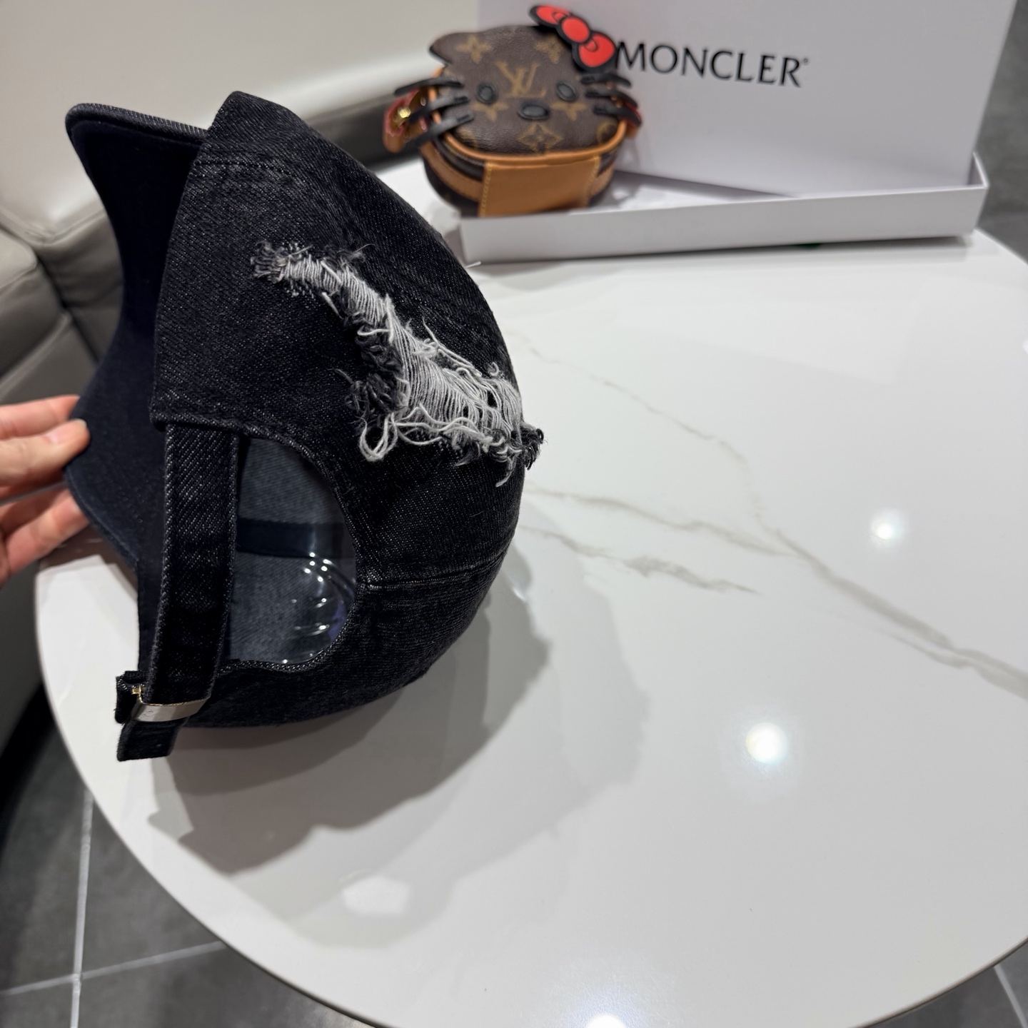 蒙口moncler的春季破洞 棒球帽，四季都通用👍 闭眼入阿铁子们❗️