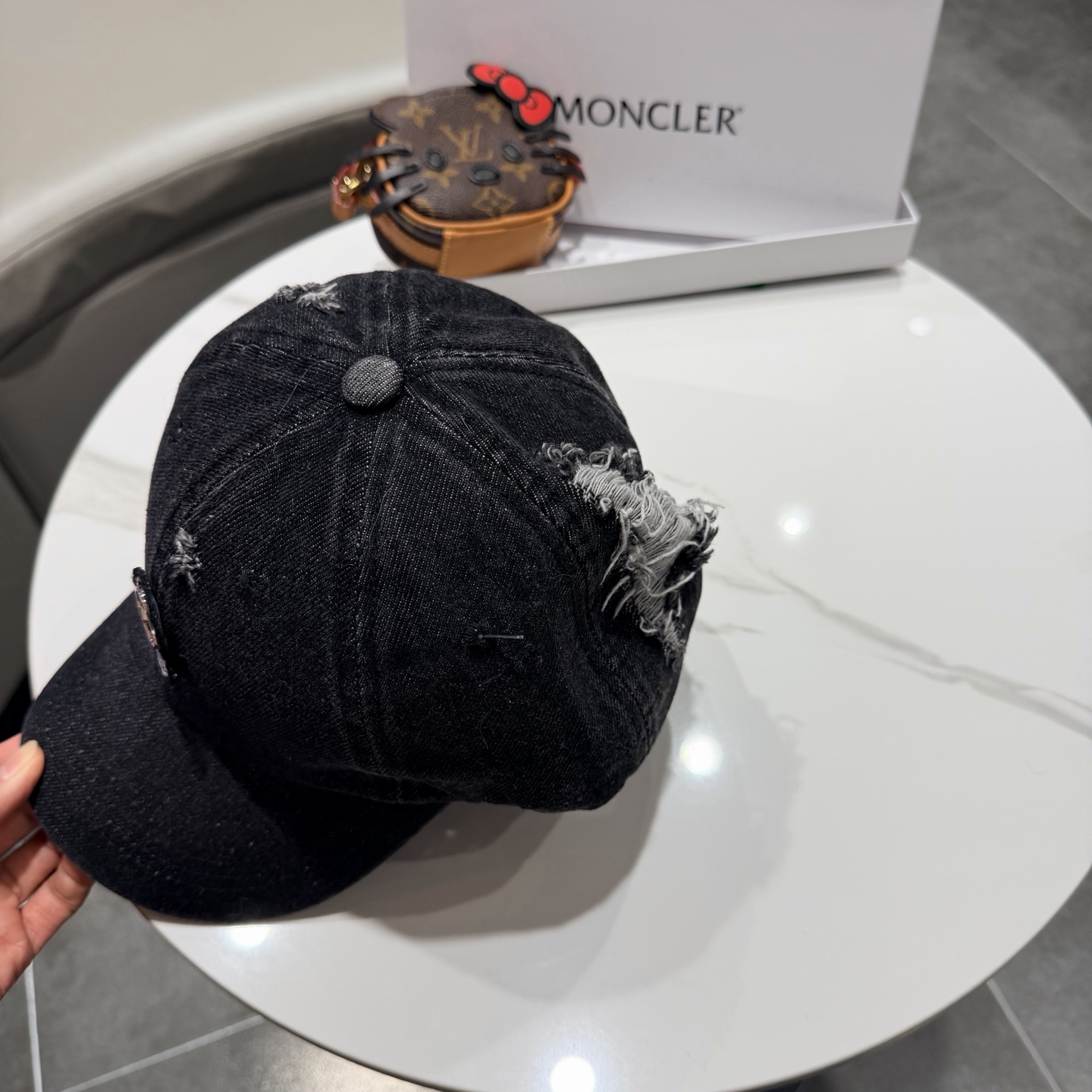 蒙口moncler的春季破洞 棒球帽，四季都通用👍 闭眼入阿铁子们❗️