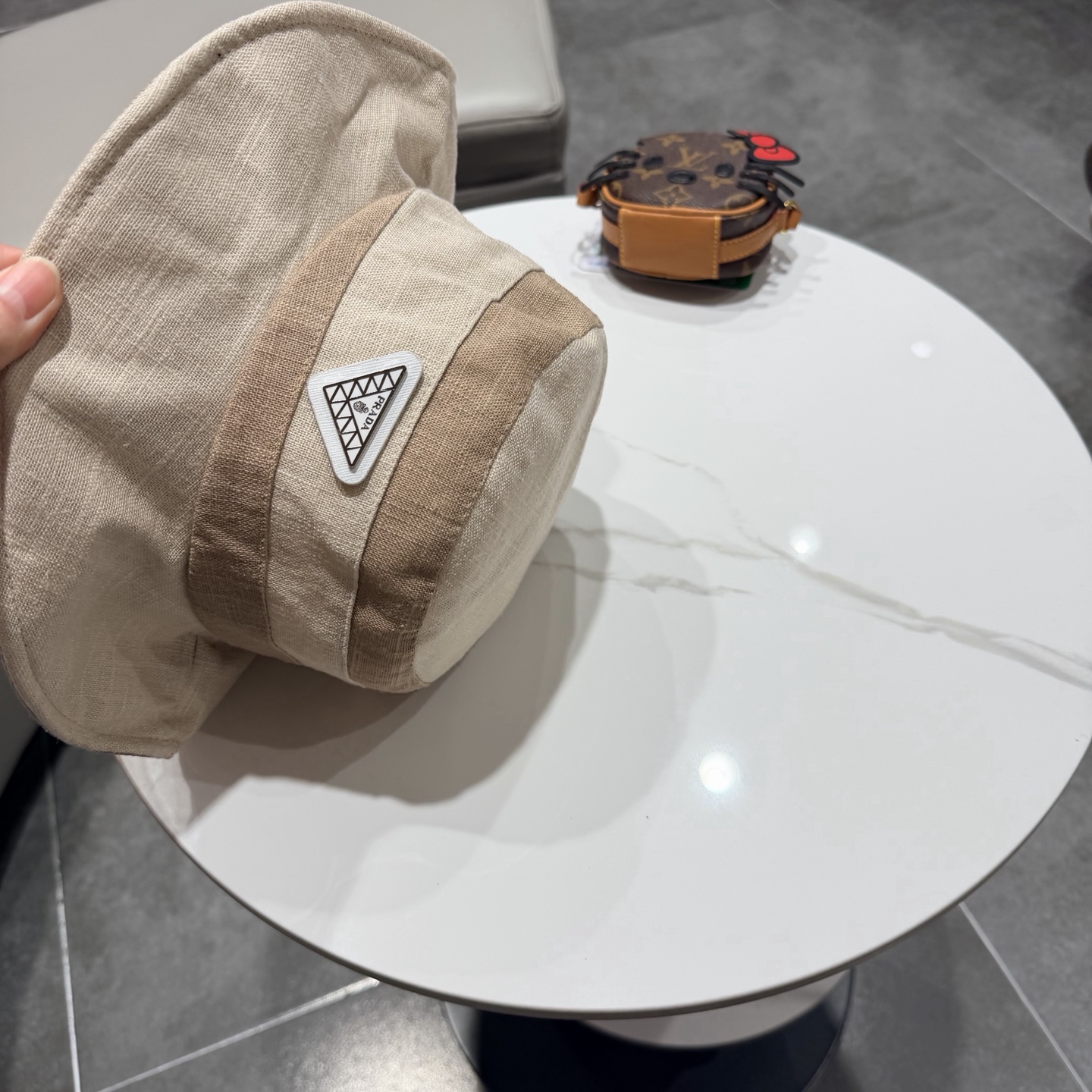 普拉达Prada简约透气棉麻渔夫帽中青年女士春夏季素颜百搭显脸小防晒盆帽