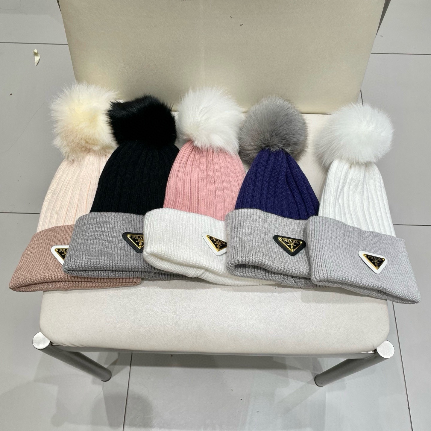🧢普拉达PRADA👒 秋冬新款配狐狸毛球专柜针织毛线帽，超火爆💖质感一流，出街超好搭配！减龄神器