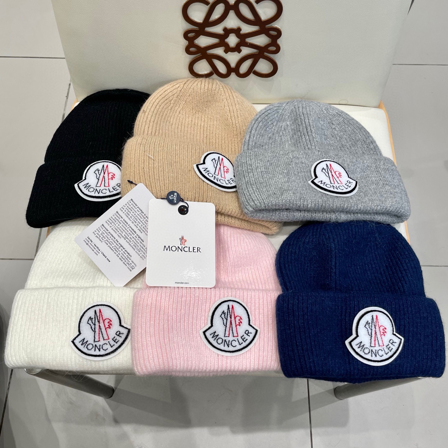 蒙口Moncler盟可睐💥官网经典针织帽，原单复刻.非常柔软亲肤，弹性很好💓有质感又非常百搭的款式~保暖的  兔毛毛线帽