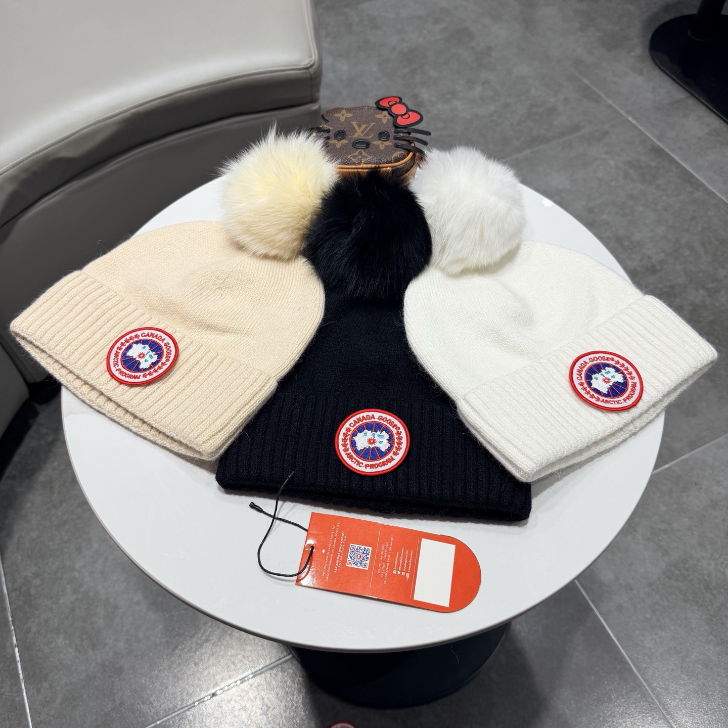 加拿大鹅。CANADA GOOSE 官网最新羊毛针织帽，官网原单复刻.非常柔软亲肤，弹性很好！有质感又非常百搭的款式~保