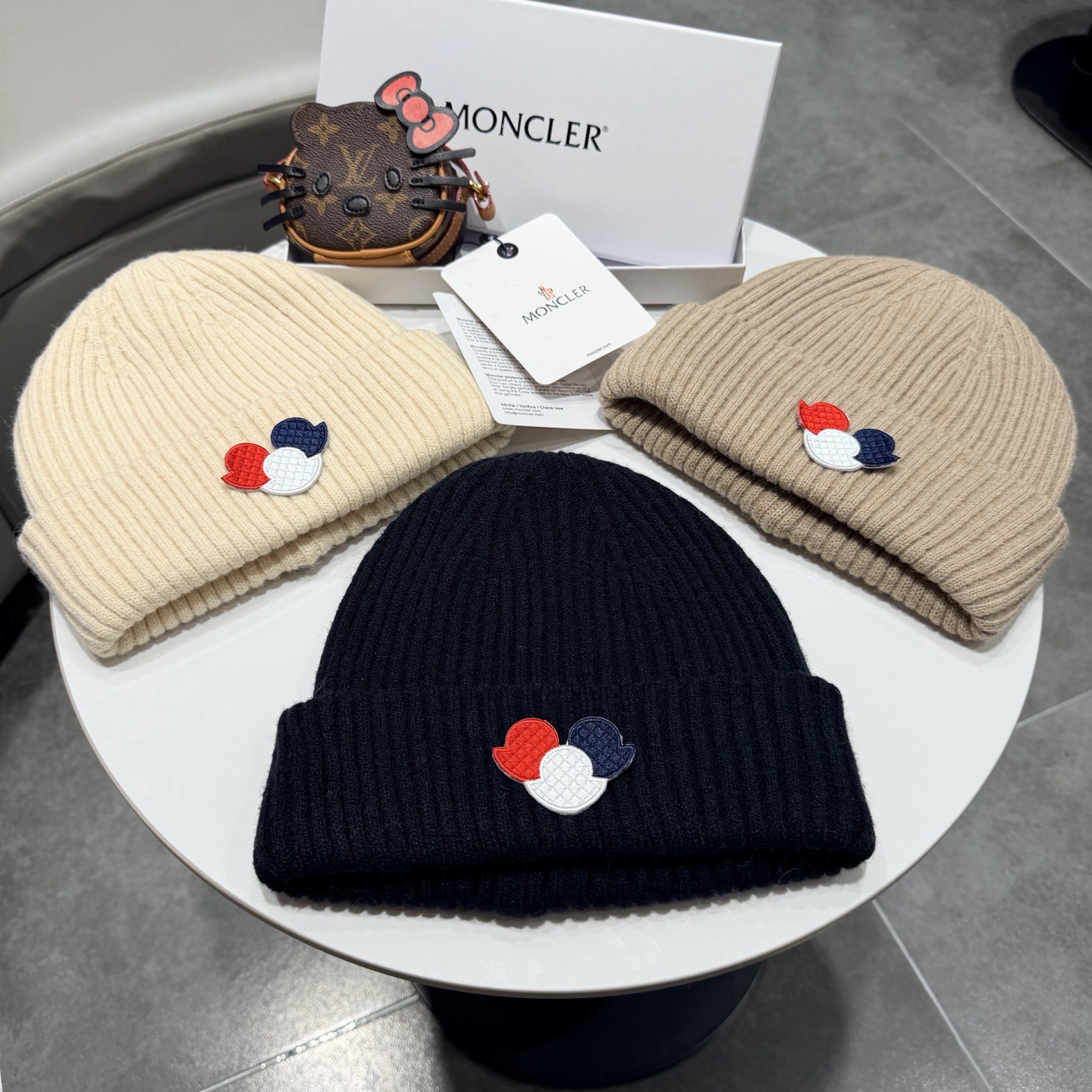 Moncler 蒙口套装秋冬款针织毛线帽这款必定是极简主义的最爱 干净，利索，时尚百搭，绝对不挑脸型！ 属于时尚经典的万