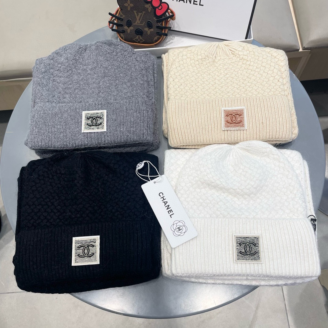 香奈儿CHANEL官网新品经典套装帽子！帽子➕围巾！手感一级棒！暖暖哒超级舒服～这个冬天你就差这么一套装帽子啦～又保暖又