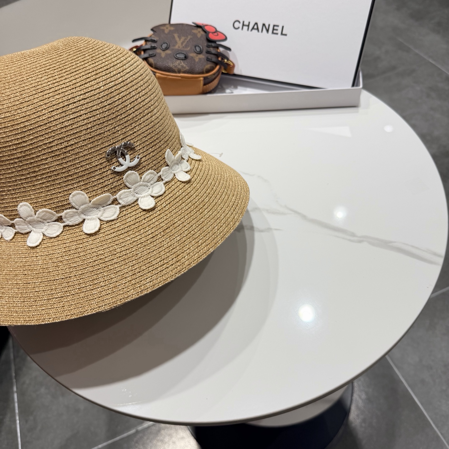 Chanel法式复古花朵编织草帽女夏沙滩百搭遮阳防晒盆帽爆款
