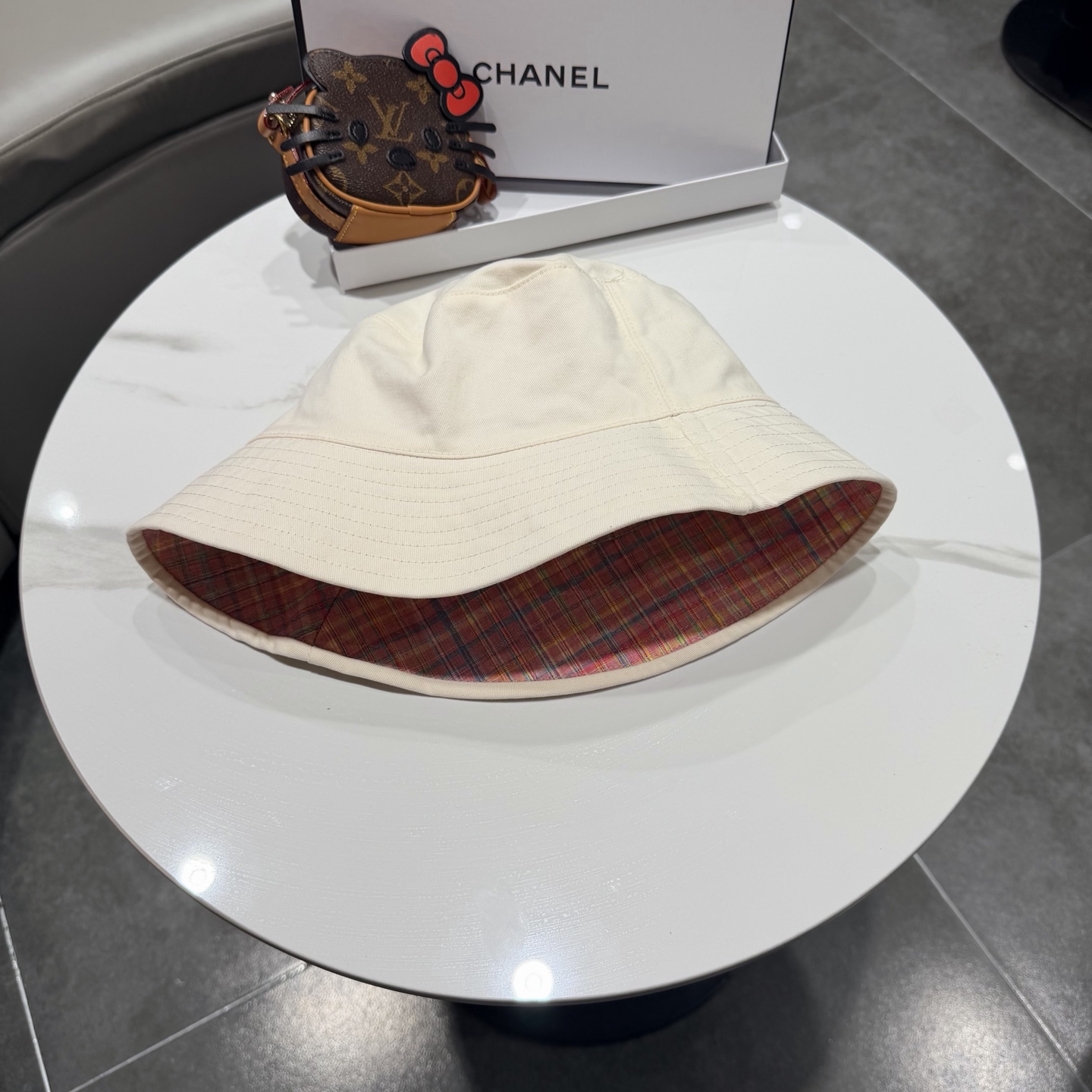 Chanel两面戴时尚格纹渔夫帽女26新款春夏素颜百搭盆帽显白色休闲遮脸帽